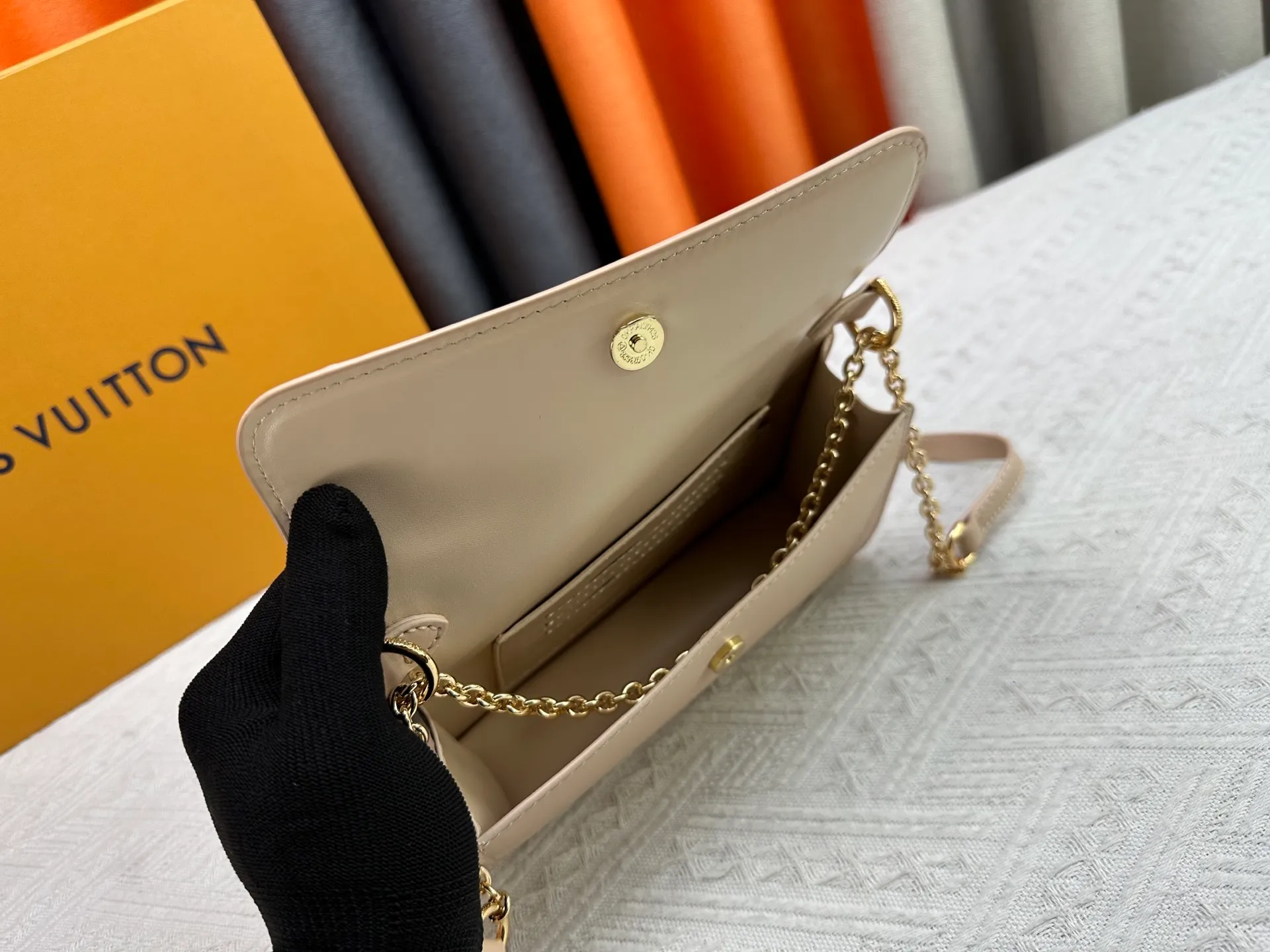 P240 Style number: M14564 This Wallet On Chain handbag is from Louis Vuitton's LV Bloom series. It is cut from cow leather in a fashionable and practical configuration. It's decorated with embellishments inspired by the brand's iconic Monogram pattern. There's plenty of space to store a smartphone, and contrasting metal hardware adds an elegant touch.  11.5 x 4 x 20 cm (height x width x length)
