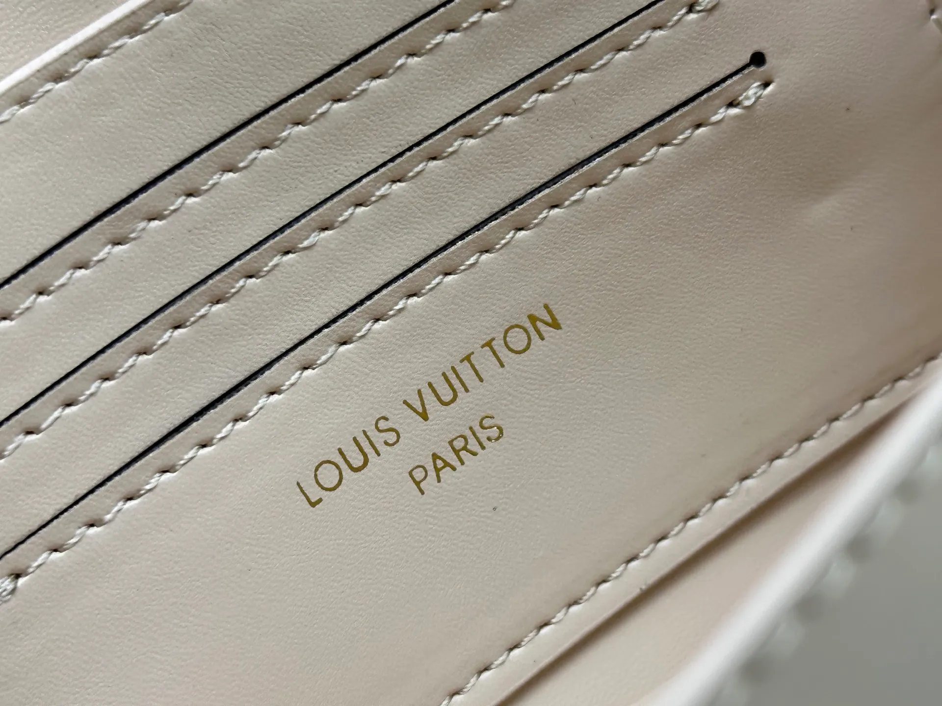 P240 Style number: M14564 This Wallet On Chain handbag is from Louis Vuitton's LV Bloom series. It is cut from cow leather in a fashionable and practical configuration. It's decorated with embellishments inspired by the brand's iconic Monogram pattern. There's plenty of space to store a smartphone, and contrasting metal hardware adds an elegant touch.  11.5 x 4 x 20 cm (height x width x length)