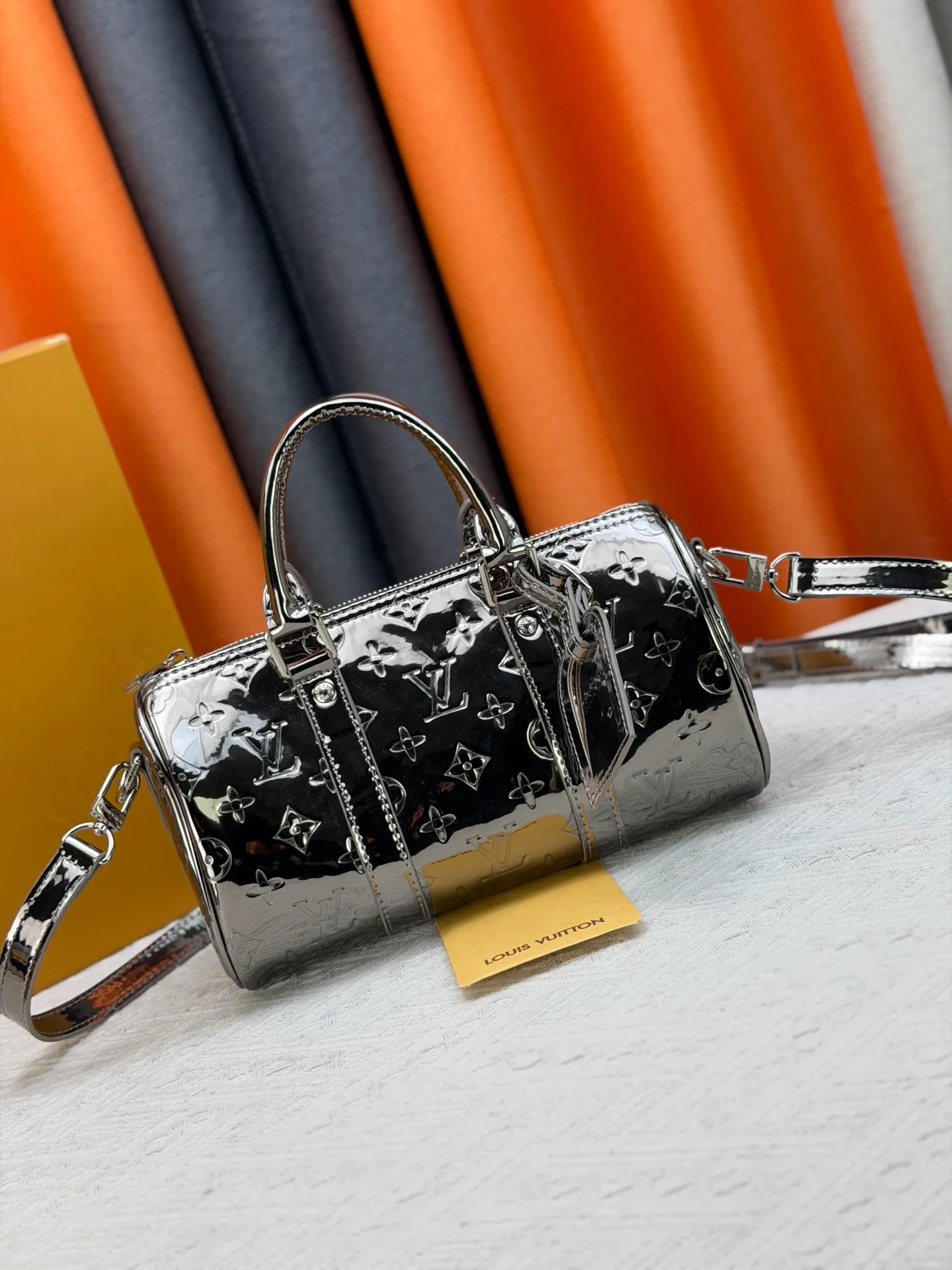 P280 upgraded original M26903 M46271 M26818 M26930 M27161 This Keepall 25 handbag is made of Monogram Eclipse Reverse canvas, showing an elegant reinterpretation of Louis Vuitton's classic pattern. Reinforced straps and leather name tags are signature elements of the Keepall collection, while a zipper closure keeps personal items safe and secure. 25.0 x 15.0 x 11.0 cm (length x height x width)