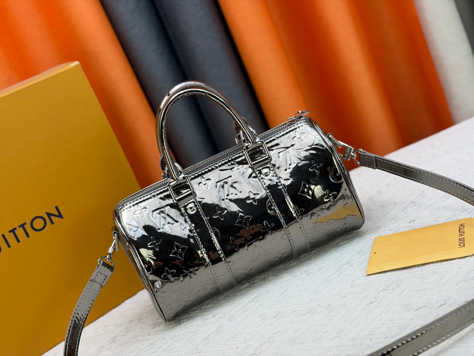 P280 upgraded original M26903 M46271 M26818 M26930 M27161 This Keepall 25 handbag is made of Monogram Eclipse Reverse canvas, showing an elegant reinterpretation of Louis Vuitton's classic pattern. Reinforced straps and leather name tags are signature elements of the Keepall collection, while a zipper closure keeps personal items safe and secure. 25.0 x 15.0 x 11.0 cm (length x height x width)
