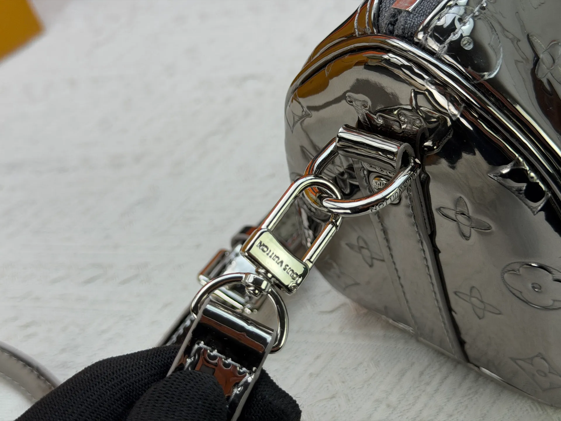 P280 upgraded original M26903 M46271 M26818 M26930 M27161 This Keepall 25 handbag is made of Monogram Eclipse Reverse canvas, showing an elegant reinterpretation of Louis Vuitton's classic pattern. Reinforced straps and leather name tags are signature elements of the Keepall collection, while a zipper closure keeps personal items safe and secure. 25.0 x 15.0 x 11.0 cm (length x height x width)
