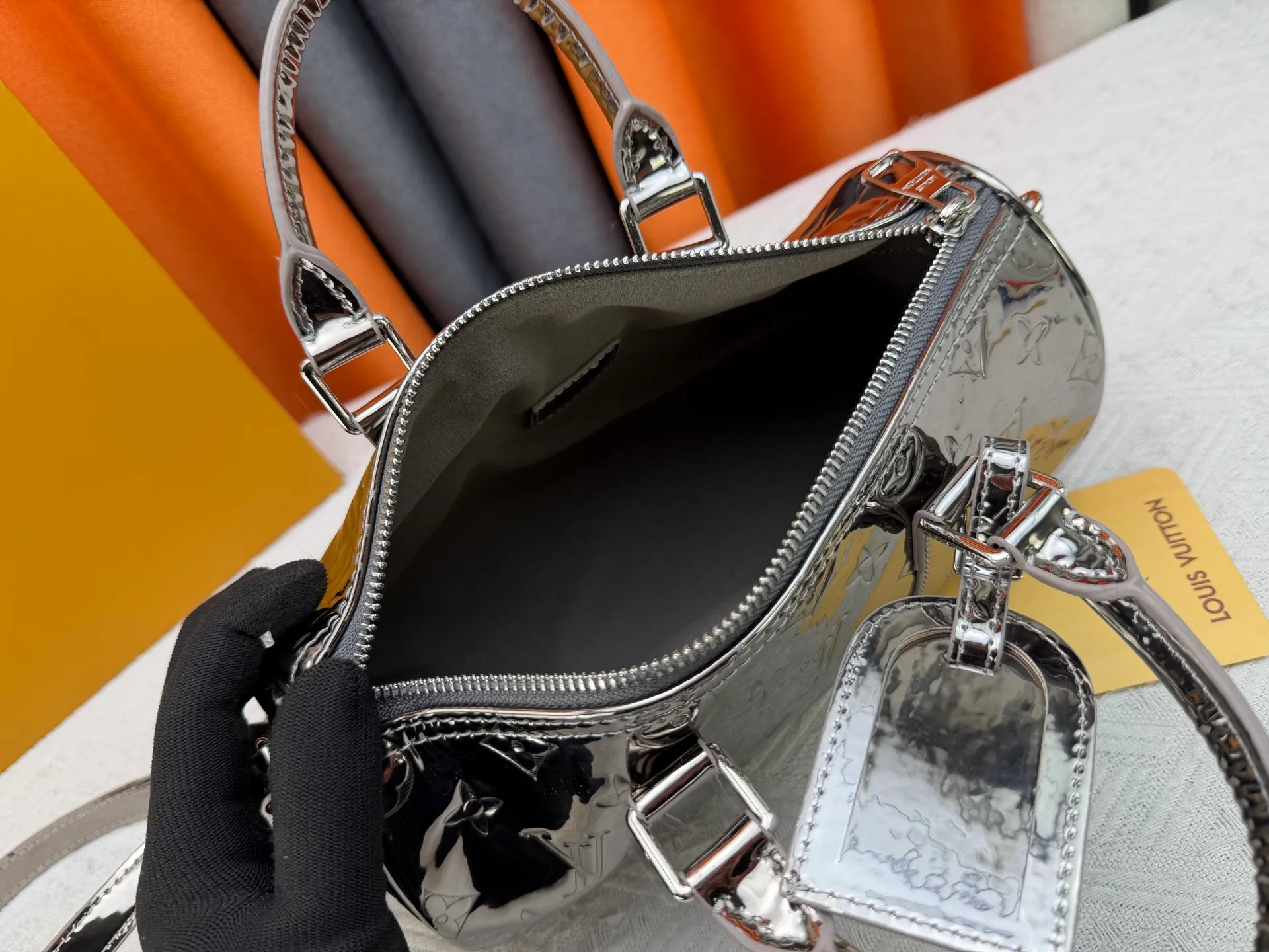 P280 upgraded original M26903 M46271 M26818 M26930 M27161 This Keepall 25 handbag is made of Monogram Eclipse Reverse canvas, showing an elegant reinterpretation of Louis Vuitton's classic pattern. Reinforced straps and leather name tags are signature elements of the Keepall collection, while a zipper closure keeps personal items safe and secure. 25.0 x 15.0 x 11.0 cm (length x height x width)