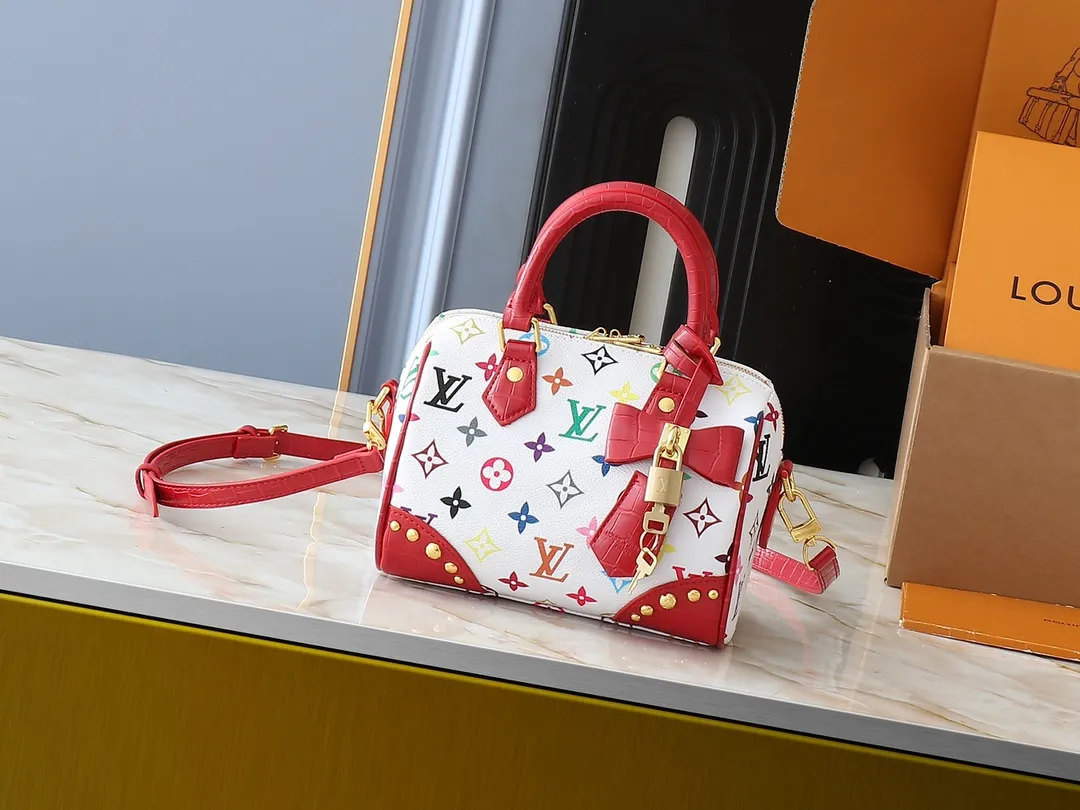 💰280💰Upgraded original crocodile pattern M58953 M46234 M46222 Speedy Bandoulière 20 handbag is made of soft coated canvas, and the full-length Monogram pattern is traced in colorful rainbow tones, highlighting the smart style of the Louis Vuitton x Murakami reissue series. The Toron handle and detachable shoulder strap are constructed of cow leather, the metal corners recall classic luggage elements, and the bow-shaped key bag and padlock add brand touches. Dimensions: 20.5 x 13.5 x 12.0 cm (length x height x width)
