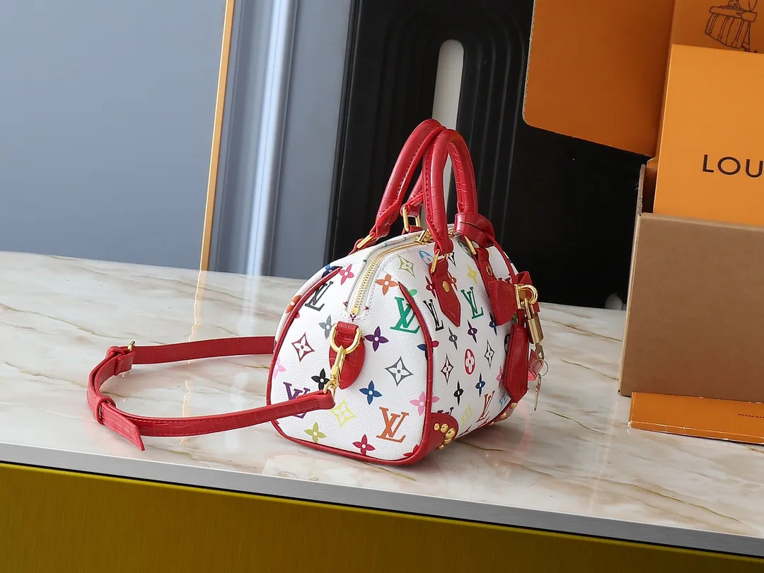💰280💰Upgraded original crocodile pattern M58953 M46234 M46222 Speedy Bandoulière 20 handbag is made of soft coated canvas, and the full-length Monogram pattern is traced in colorful rainbow tones, highlighting the smart style of the Louis Vuitton x Murakami reissue series. The Toron handle and detachable shoulder strap are constructed of cow leather, the metal corners recall classic luggage elements, and the bow-shaped key bag and padlock add brand touches. Dimensions: 20.5 x 13.5 x 12.0 cm (length x height x width)