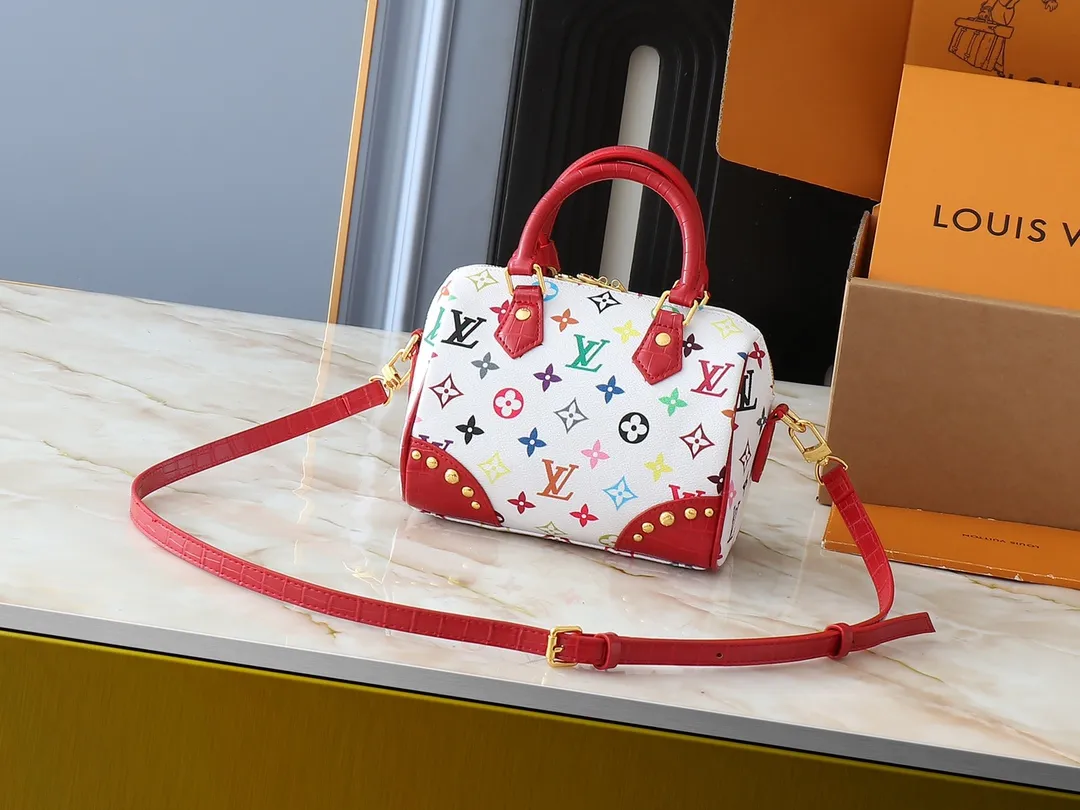 💰280💰Upgraded original crocodile pattern M58953 M46234 M46222 Speedy Bandoulière 20 handbag is made of soft coated canvas, and the full-length Monogram pattern is traced in colorful rainbow tones, highlighting the smart style of the Louis Vuitton x Murakami reissue series. The Toron handle and detachable shoulder strap are constructed of cow leather, the metal corners recall classic luggage elements, and the bow-shaped key bag and padlock add brand touches. Dimensions: 20.5 x 13.5 x 12.0 cm (length x height x width)