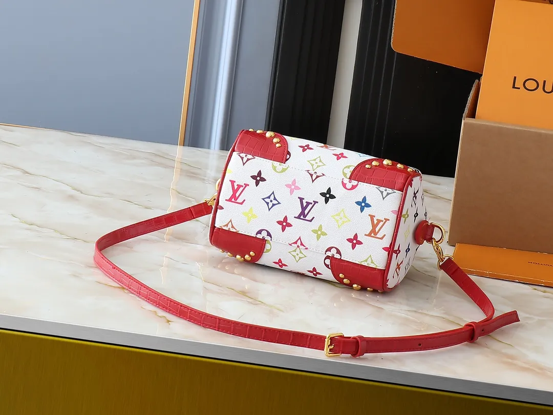 💰280💰Upgraded original crocodile pattern M58953 M46234 M46222 Speedy Bandoulière 20 handbag is made of soft coated canvas, and the full-length Monogram pattern is traced in colorful rainbow tones, highlighting the smart style of the Louis Vuitton x Murakami reissue series. The Toron handle and detachable shoulder strap are constructed of cow leather, the metal corners recall classic luggage elements, and the bow-shaped key bag and padlock add brand touches. Dimensions: 20.5 x 13.5 x 12.0 cm (length x height x width)
