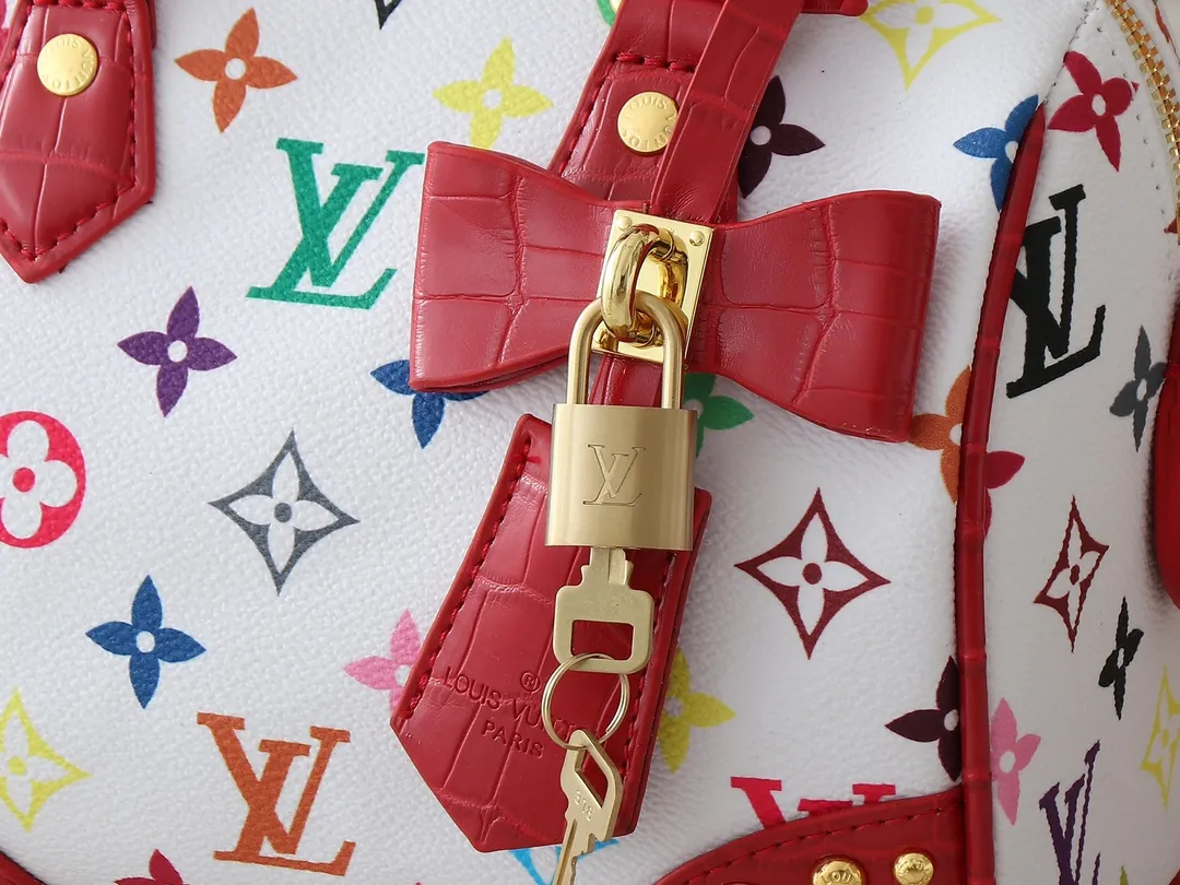 💰280💰Upgraded original crocodile pattern M58953 M46234 M46222 Speedy Bandoulière 20 handbag is made of soft coated canvas, and the full-length Monogram pattern is traced in colorful rainbow tones, highlighting the smart style of the Louis Vuitton x Murakami reissue series. The Toron handle and detachable shoulder strap are constructed of cow leather, the metal corners recall classic luggage elements, and the bow-shaped key bag and padlock add brand touches. Dimensions: 20.5 x 13.5 x 12.0 cm (length x height x width)