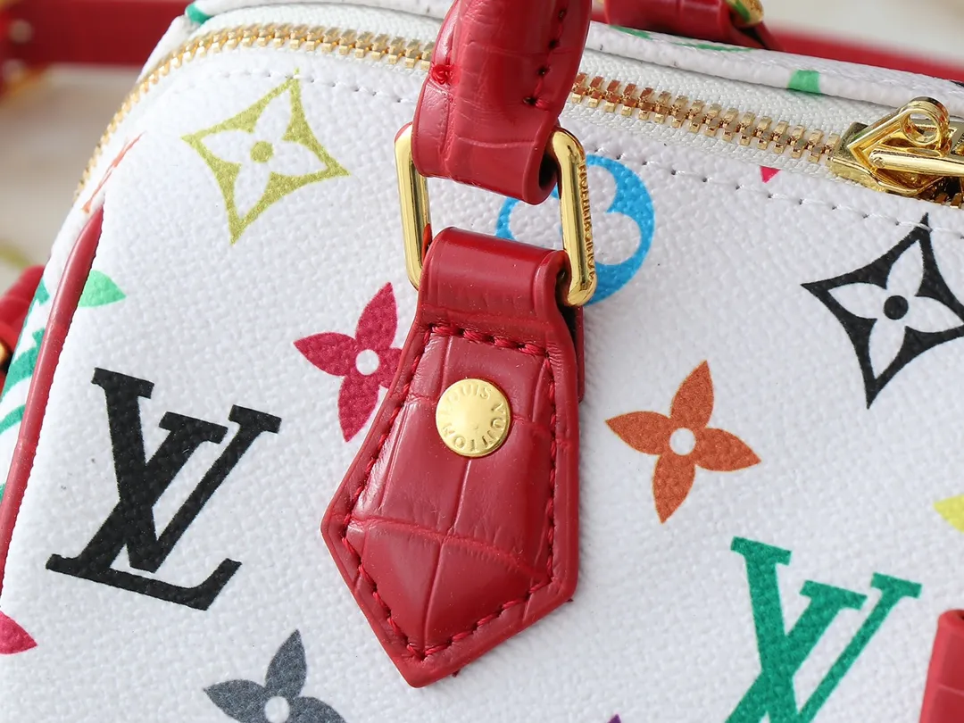 💰280💰Upgraded original crocodile pattern M58953 M46234 M46222 Speedy Bandoulière 20 handbag is made of soft coated canvas, and the full-length Monogram pattern is traced in colorful rainbow tones, highlighting the smart style of the Louis Vuitton x Murakami reissue series. The Toron handle and detachable shoulder strap are constructed of cow leather, the metal corners recall classic luggage elements, and the bow-shaped key bag and padlock add brand touches. Dimensions: 20.5 x 13.5 x 12.0 cm (length x height x width)