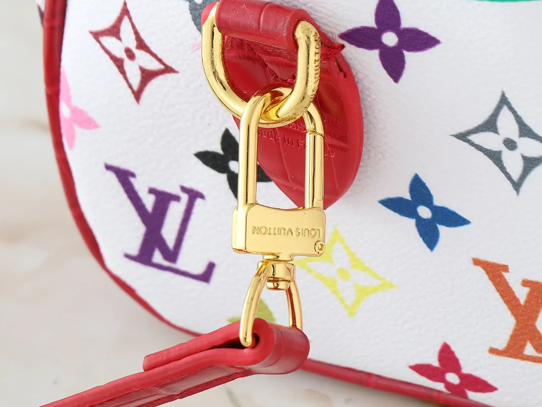 💰280💰Upgraded original crocodile pattern M58953 M46234 M46222 Speedy Bandoulière 20 handbag is made of soft coated canvas, and the full-length Monogram pattern is traced in colorful rainbow tones, highlighting the smart style of the Louis Vuitton x Murakami reissue series. The Toron handle and detachable shoulder strap are constructed of cow leather, the metal corners recall classic luggage elements, and the bow-shaped key bag and padlock add brand touches. Dimensions: 20.5 x 13.5 x 12.0 cm (length x height x width)
