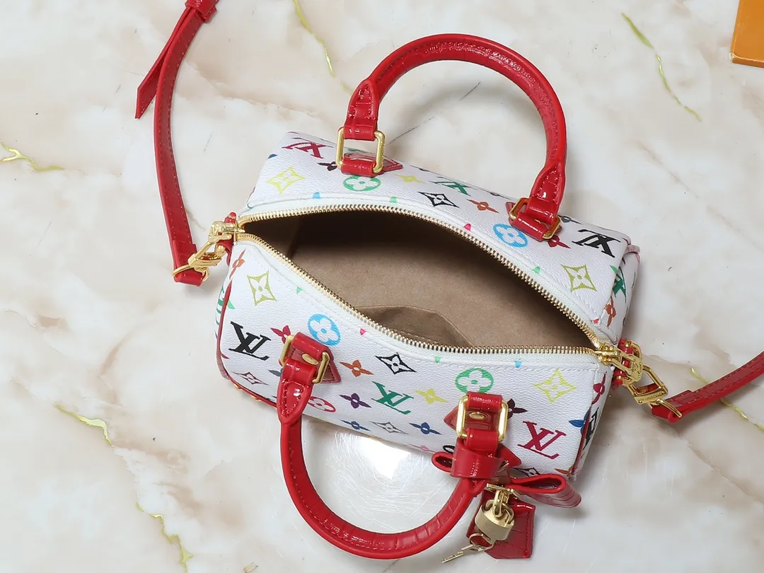 💰280💰Upgraded original crocodile pattern M58953 M46234 M46222 Speedy Bandoulière 20 handbag is made of soft coated canvas, and the full-length Monogram pattern is traced in colorful rainbow tones, highlighting the smart style of the Louis Vuitton x Murakami reissue series. The Toron handle and detachable shoulder strap are constructed of cow leather, the metal corners recall classic luggage elements, and the bow-shaped key bag and padlock add brand touches. Dimensions: 20.5 x 13.5 x 12.0 cm (length x height x width)
