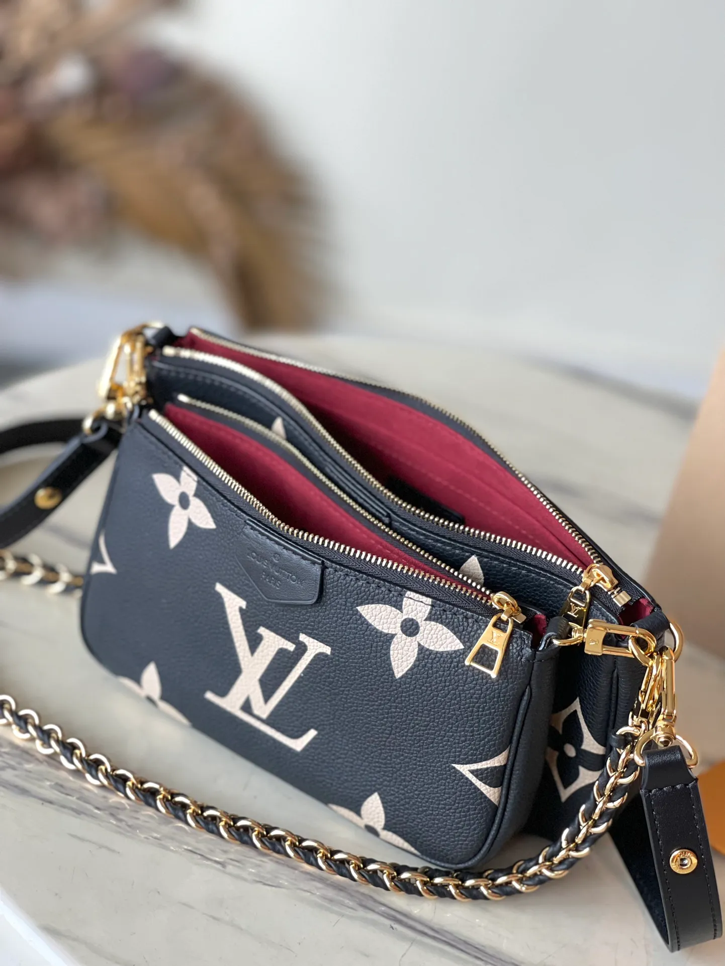 💰940 (top layer leather) top original order M45777. Support counter inspection. The photos taken of duty-free goods are consistent with the product without unpacking. This product is an exclusive duty-free product in the market and is the highest-end product. Inspection is supported. This product has passed strict inspection and is flawless. Please wear gloves when touching the product. This product is not returnable or exchangeable. Please confirm the product first and then remove the label on the handle. This product is temporarily not open to the public, only regular customers, and is in short supply. Dimensions: 25 x 14.5 x 4.5 cm