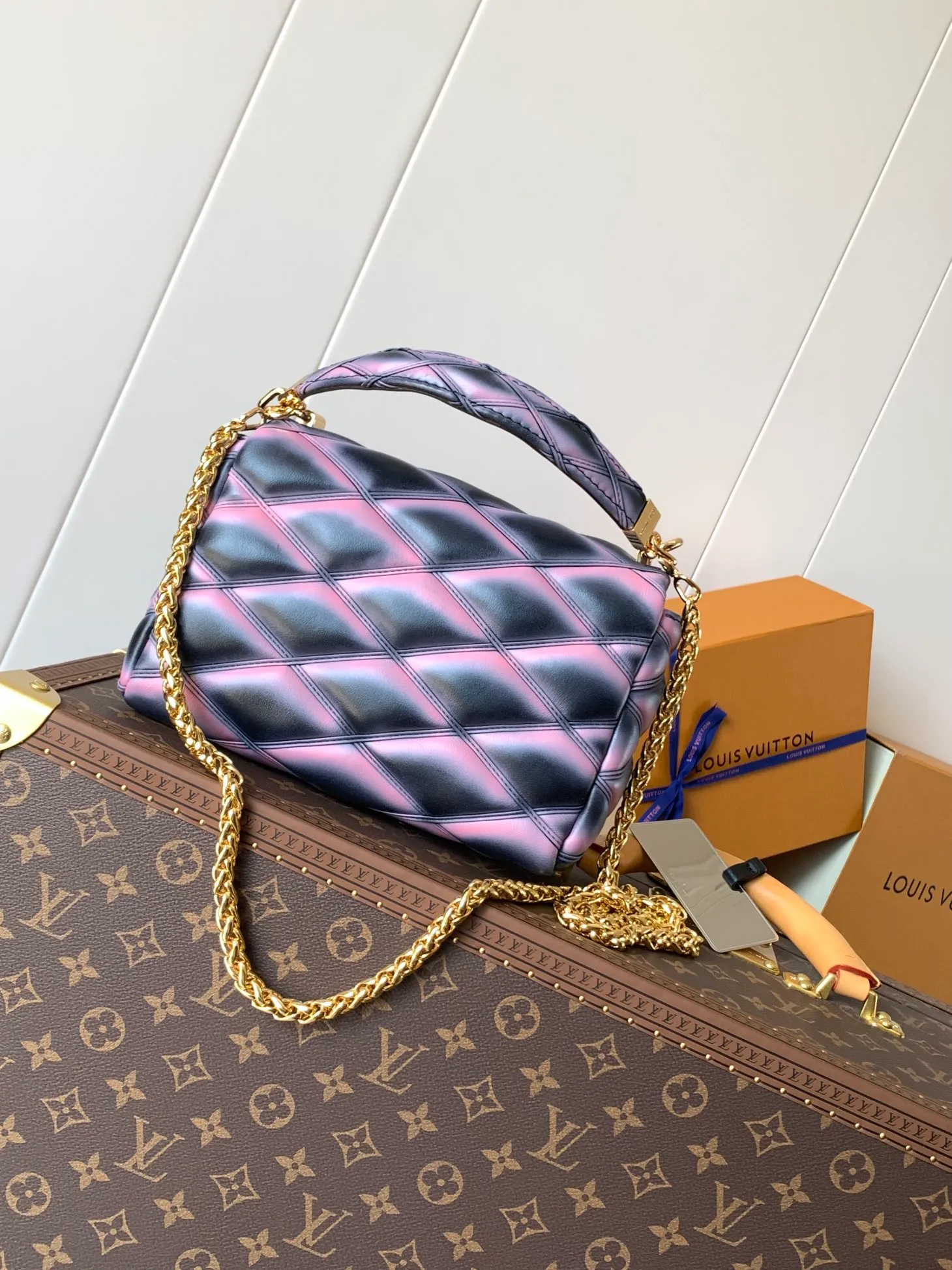 💰1280 (top layer leather) top original order, code changing chip M23045 dark gray M22891 beige M23601 brown M22891 black M12338 vanilla M24465 pink gradient M23682 dark blue M12434 blue gradient M22891 blue and white checkered M22891 red and white checkered M25107 silver M22891 patent leather M22892 black pink gradient M24186 light blue gradient M24465 nude pink gradient M12567 burgundy M11374 black hardware M12332 light coffee color M22890 white leather with black stripes Top original custom leather ~ colors are being updated continuously! This medium GO-14 bag is crafted from rich sheepskin leather with a quilted pattern that pays homage to the brand's traditional luggage designs. The Twist lock makes a striking statement, and the top handle can be carried by hand alone, or it can be transformed into a leather shoulder pad on the sliding chain strap for comfortable shoulder or cross-body wear. Dimensions: 23 x 16 x 10cm