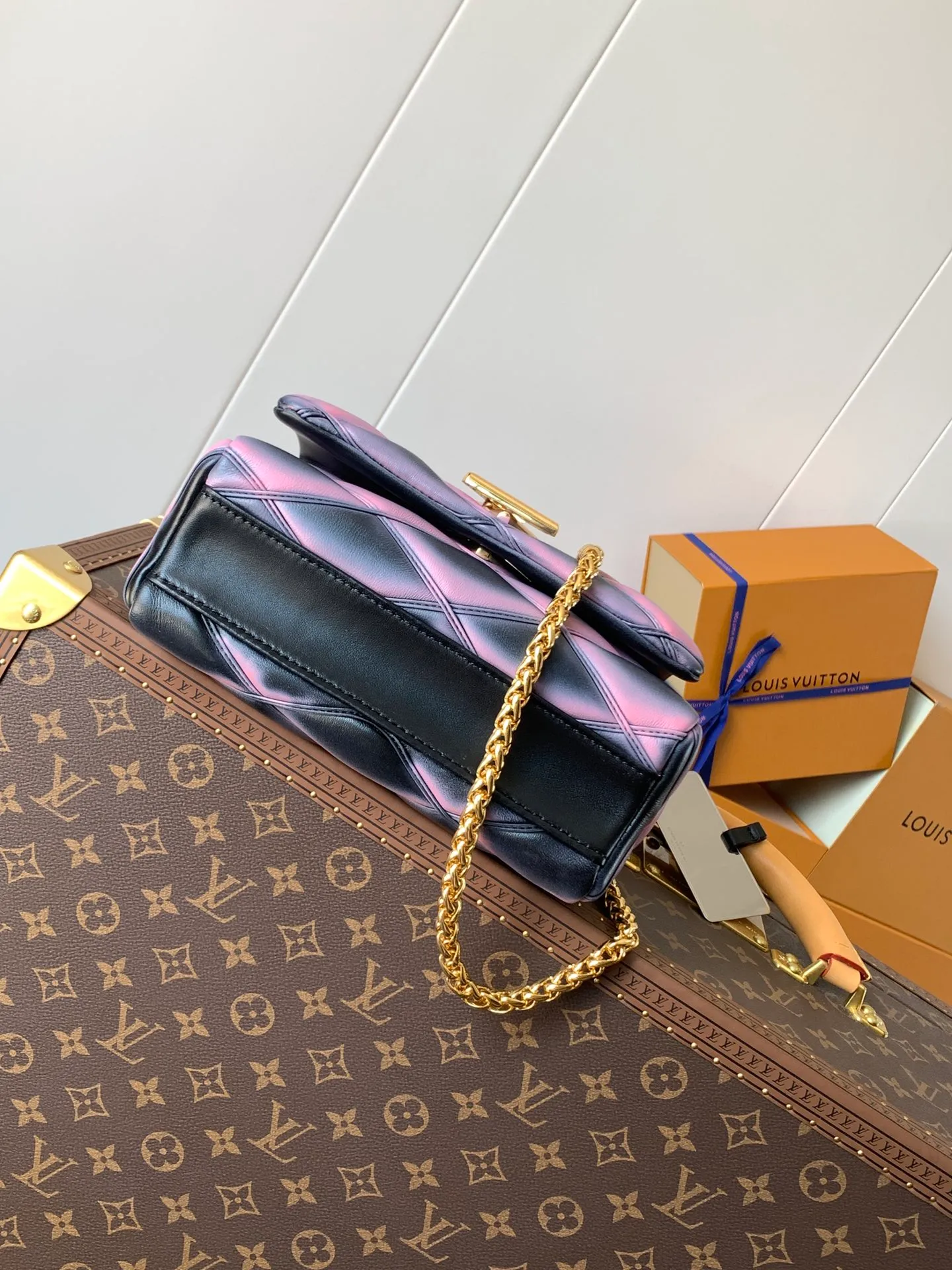 💰1280 (top layer leather) top original order, code changing chip M23045 dark gray M22891 beige M23601 brown M22891 black M12338 vanilla M24465 pink gradient M23682 dark blue M12434 blue gradient M22891 blue and white checkered M22891 red and white checkered M25107 silver M22891 patent leather M22892 black pink gradient M24186 light blue gradient M24465 nude pink gradient M12567 burgundy M11374 black hardware M12332 light coffee color M22890 white leather with black stripes Top original custom leather ~ colors are being updated continuously! This medium GO-14 bag is crafted from rich sheepskin leather with a quilted pattern that pays homage to the brand's traditional luggage designs. The Twist lock makes a striking statement, and the top handle can be carried by hand alone, or it can be transformed into a leather shoulder pad on the sliding chain strap for comfortable shoulder or cross-body wear. Dimensions: 23 x 16 x 10cm