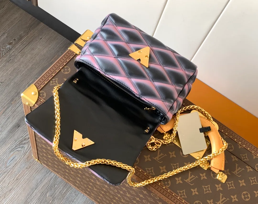 💰1280 (top layer leather) top original order, code changing chip M23045 dark gray M22891 beige M23601 brown M22891 black M12338 vanilla M24465 pink gradient M23682 dark blue M12434 blue gradient M22891 blue and white checkered M22891 red and white checkered M25107 silver M22891 patent leather M22892 black pink gradient M24186 light blue gradient M24465 nude pink gradient M12567 burgundy M11374 black hardware M12332 light coffee color M22890 white leather with black stripes Top original custom leather ~ colors are being updated continuously! This medium GO-14 bag is crafted from rich sheepskin leather with a quilted pattern that pays homage to the brand's traditional luggage designs. The Twist lock makes a striking statement, and the top handle can be carried by hand alone, or it can be transformed into a leather shoulder pad on the sliding chain strap for comfortable shoulder or cross-body wear. Dimensions: 23 x 16 x 10cm