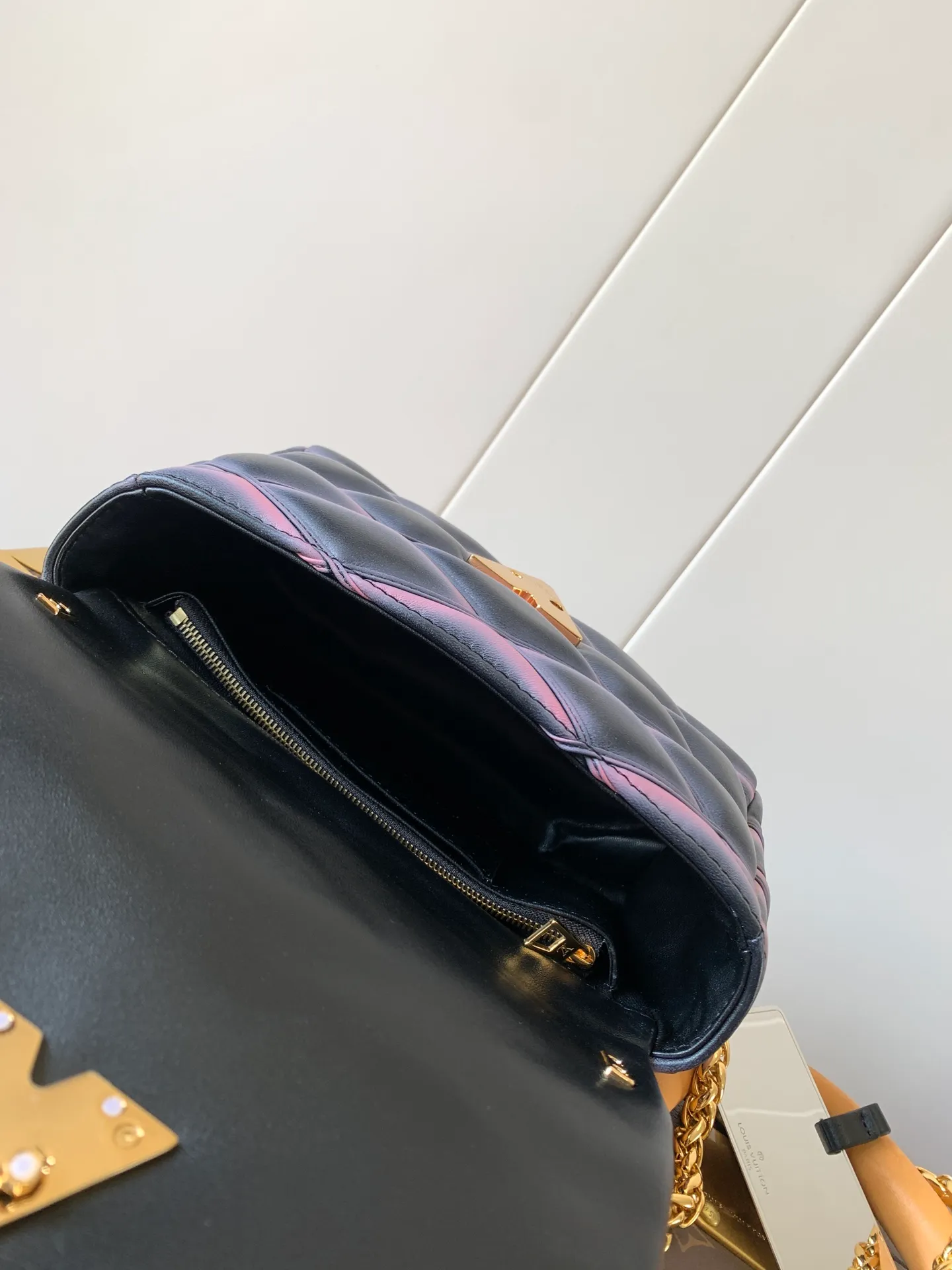 💰1280 (top layer leather) top original order, code changing chip M23045 dark gray M22891 beige M23601 brown M22891 black M12338 vanilla M24465 pink gradient M23682 dark blue M12434 blue gradient M22891 blue and white checkered M22891 red and white checkered M25107 silver M22891 patent leather M22892 black pink gradient M24186 light blue gradient M24465 nude pink gradient M12567 burgundy M11374 black hardware M12332 light coffee color M22890 white leather with black stripes Top original custom leather ~ colors are being updated continuously! This medium GO-14 bag is crafted from rich sheepskin leather with a quilted pattern that pays homage to the brand's traditional luggage designs. The Twist lock makes a striking statement, and the top handle can be carried by hand alone, or it can be transformed into a leather shoulder pad on the sliding chain strap for comfortable shoulder or cross-body wear. Dimensions: 23 x 16 x 10cm