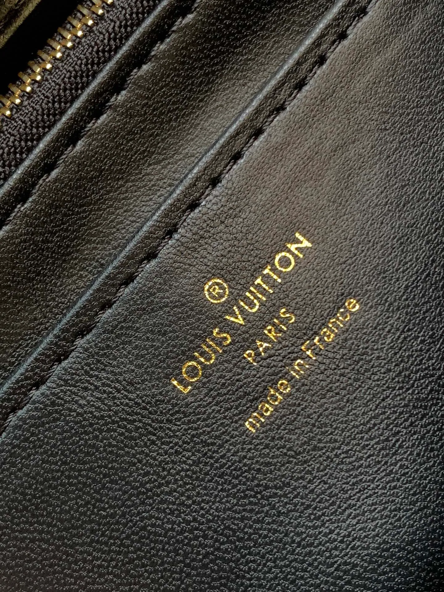 💰1280 (top layer leather) top original order, code changing chip M23045 dark gray M22891 beige M23601 brown M22891 black M12338 vanilla M24465 pink gradient M23682 dark blue M12434 blue gradient M22891 blue and white checkered M22891 red and white checkered M25107 silver M22891 patent leather M22892 black pink gradient M24186 light blue gradient M24465 nude pink gradient M12567 burgundy M11374 black hardware M12332 light coffee color M22890 white leather with black stripes Top original custom leather ~ colors are being updated continuously! This medium GO-14 bag is crafted from rich sheepskin leather with a quilted pattern that pays homage to the brand's traditional luggage designs. The Twist lock makes a striking statement, and the top handle can be carried by hand alone, or it can be transformed into a leather shoulder pad on the sliding chain strap for comfortable shoulder or cross-body wear. Dimensions: 23 x 16 x 10cm