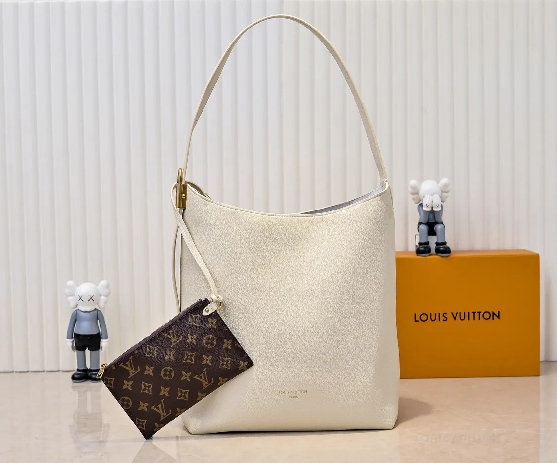 💰Large 150. Small 280💰Upgraded original (imitation original) M24988 M24974 M24856 M25022 M25352 M25353 M25354 This Low Key Hobo handbag is made of smooth cow leather with suede cow leather lining. It can accommodate short wallets, large smartphones, keys and other small items. The shoulder strap is adjustable with a padlock buckle, and a removable Monogram canvas zippered interior pocket keeps it organized. Dimensions: Large 31.0 x 35.0 x 18.0 cm (L x H x W), Small 24.0 x 28.0 x 16.0 cm (L x H x W)