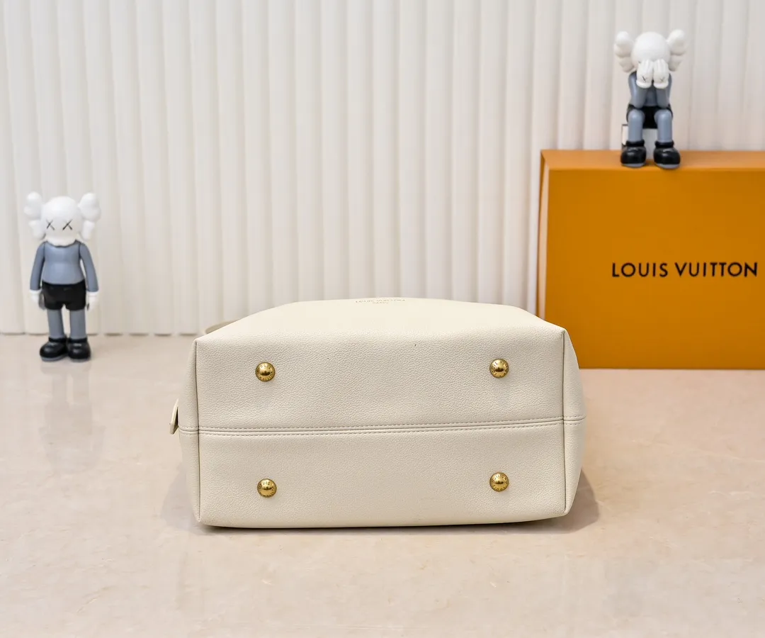 💰Large 150. Small 280💰Upgraded original (imitation original) M24988 M24974 M24856 M25022 M25352 M25353 M25354 This Low Key Hobo handbag is made of smooth cow leather with suede cow leather lining. It can accommodate short wallets, large smartphones, keys and other small items. The shoulder strap is adjustable with a padlock buckle, and a removable Monogram canvas zippered interior pocket keeps it organized. Dimensions: Large 31.0 x 35.0 x 18.0 cm (L x H x W), Small 24.0 x 28.0 x 16.0 cm (L x H x W)