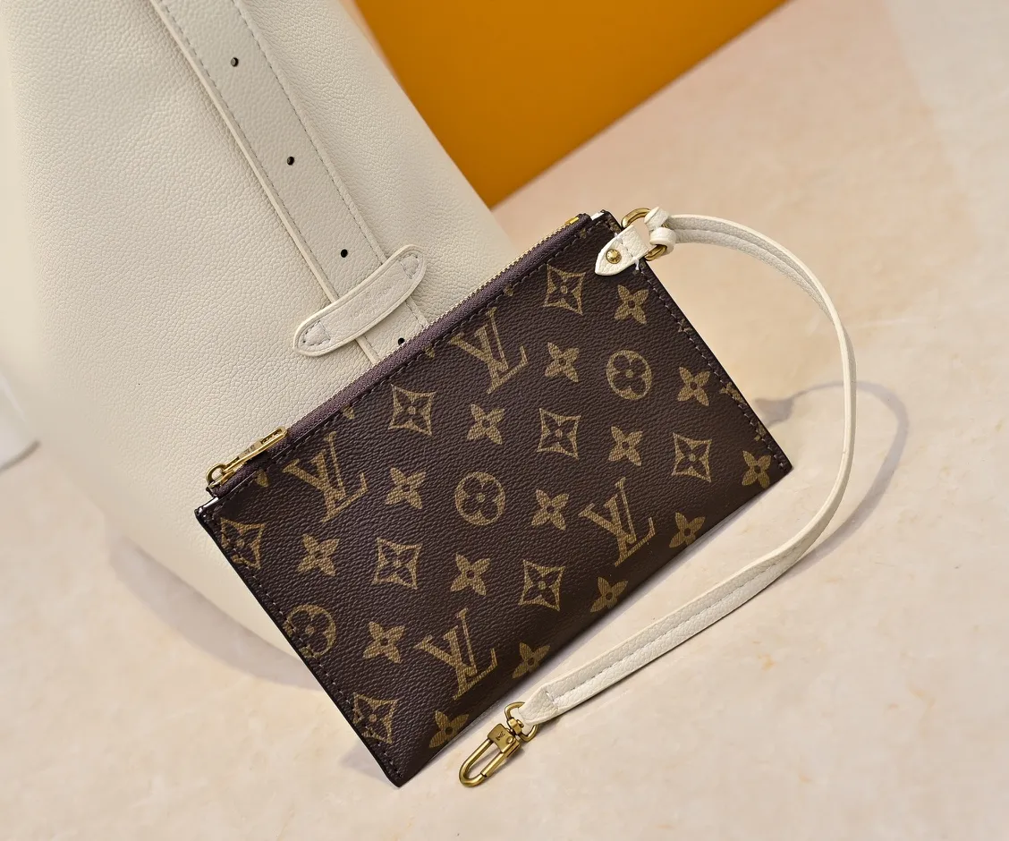 💰Large 150. Small 280💰Upgraded original (imitation original) M24988 M24974 M24856 M25022 M25352 M25353 M25354 This Low Key Hobo handbag is made of smooth cow leather with suede cow leather lining. It can accommodate short wallets, large smartphones, keys and other small items. The shoulder strap is adjustable with a padlock buckle, and a removable Monogram canvas zippered interior pocket keeps it organized. Dimensions: Large 31.0 x 35.0 x 18.0 cm (L x H x W), Small 24.0 x 28.0 x 16.0 cm (L x H x W)