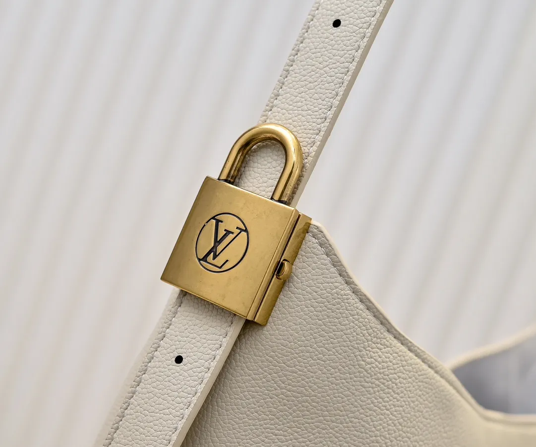 💰Large 150. Small 280💰Upgraded original (imitation original) M24988 M24974 M24856 M25022 M25352 M25353 M25354 This Low Key Hobo handbag is made of smooth cow leather with suede cow leather lining. It can accommodate short wallets, large smartphones, keys and other small items. The shoulder strap is adjustable with a padlock buckle, and a removable Monogram canvas zippered interior pocket keeps it organized. Dimensions: Large 31.0 x 35.0 x 18.0 cm (L x H x W), Small 24.0 x 28.0 x 16.0 cm (L x H x W)