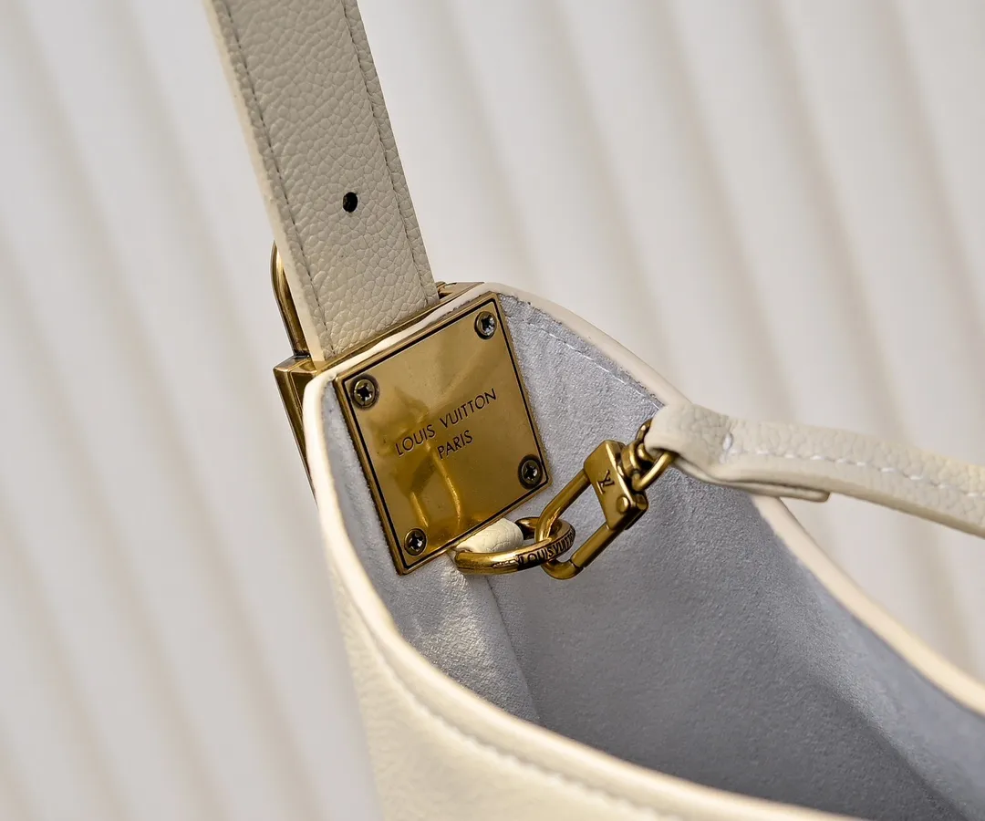 💰Large 150. Small 280💰Upgraded original (imitation original) M24988 M24974 M24856 M25022 M25352 M25353 M25354 This Low Key Hobo handbag is made of smooth cow leather with suede cow leather lining. It can accommodate short wallets, large smartphones, keys and other small items. The shoulder strap is adjustable with a padlock buckle, and a removable Monogram canvas zippered interior pocket keeps it organized. Dimensions: Large 31.0 x 35.0 x 18.0 cm (L x H x W), Small 24.0 x 28.0 x 16.0 cm (L x H x W)