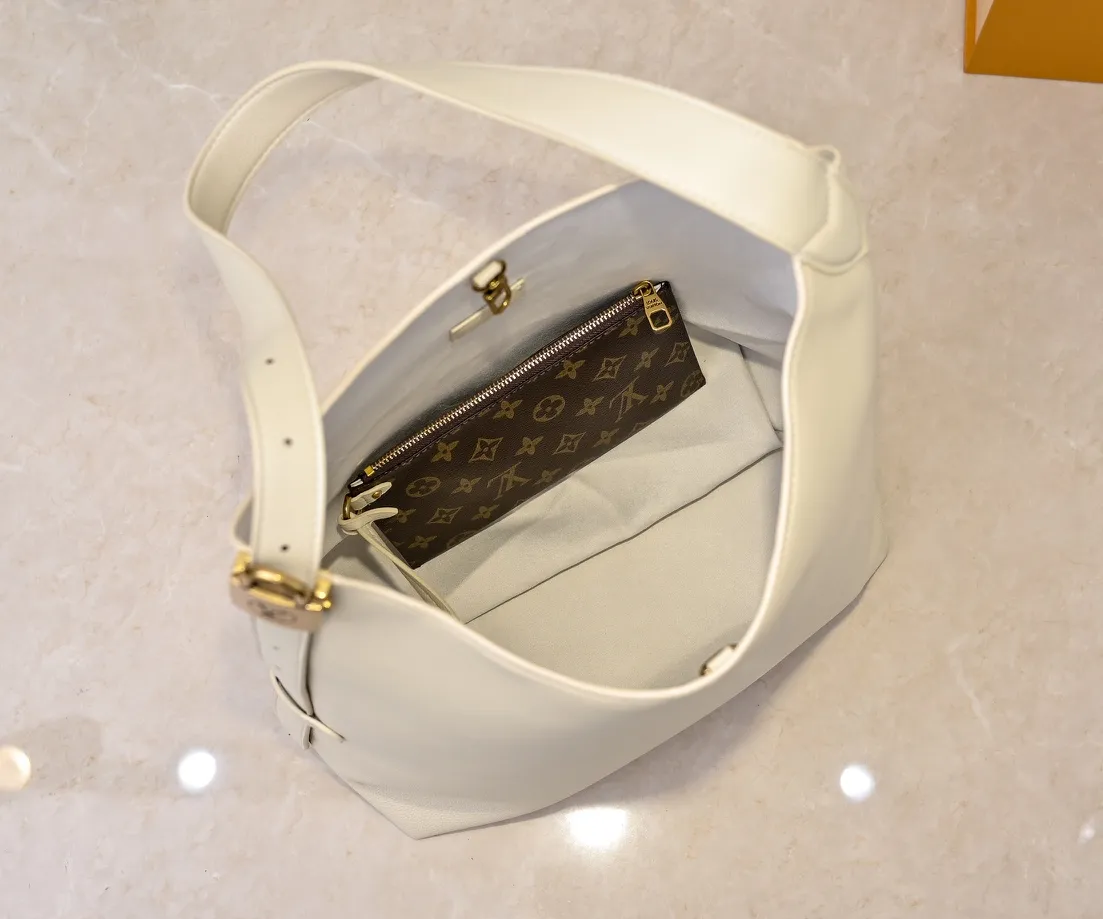 💰Large 150. Small 280💰Upgraded original (imitation original) M24988 M24974 M24856 M25022 M25352 M25353 M25354 This Low Key Hobo handbag is made of smooth cow leather with suede cow leather lining. It can accommodate short wallets, large smartphones, keys and other small items. The shoulder strap is adjustable with a padlock buckle, and a removable Monogram canvas zippered interior pocket keeps it organized. Dimensions: Large 31.0 x 35.0 x 18.0 cm (L x H x W), Small 24.0 x 28.0 x 16.0 cm (L x H x W)