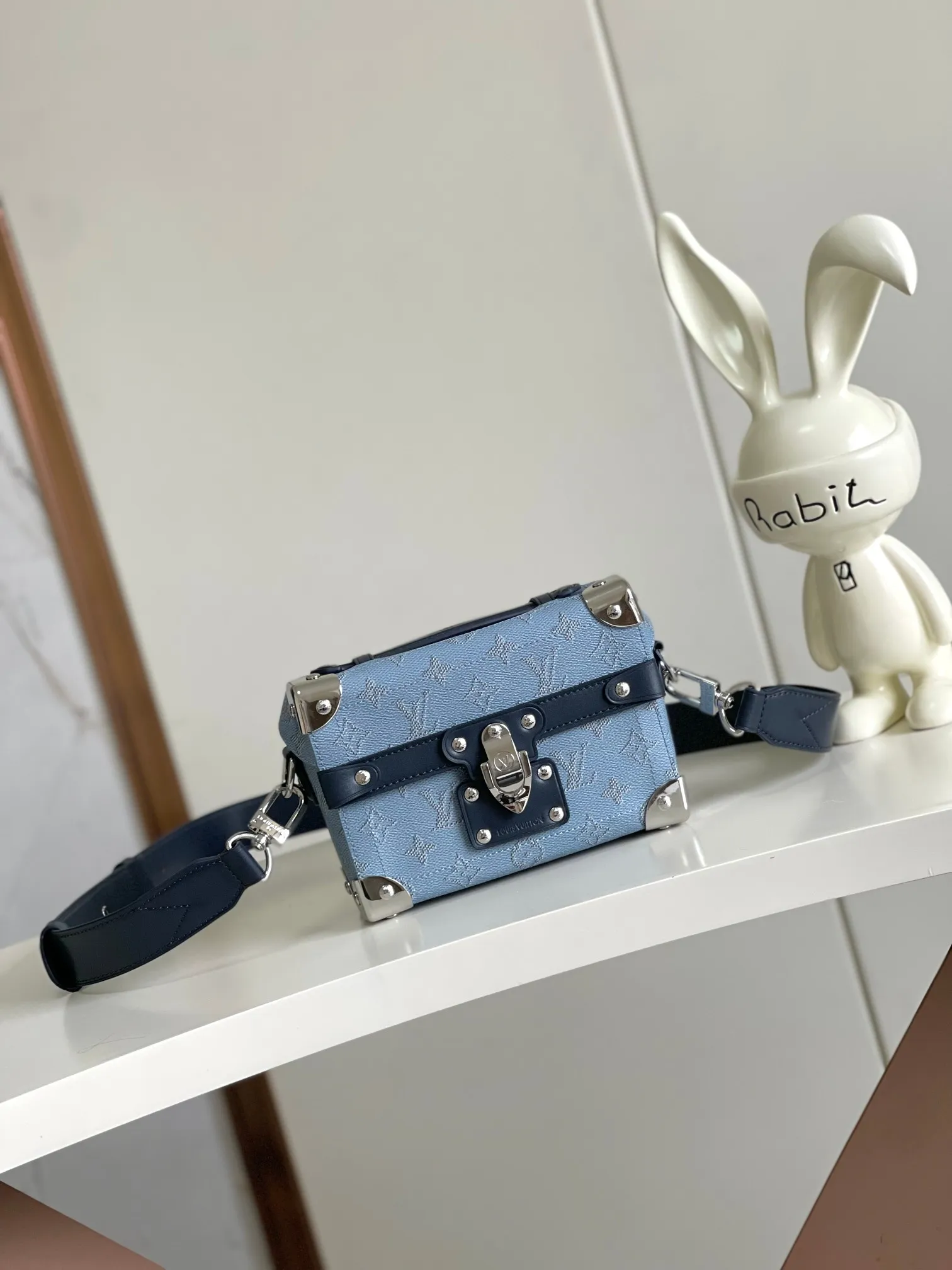 💰1160 (first-grain leather) top-quality original 163 chip M15035 This Soul Trunk handbag cleverly combines Monogram Heritage canvas, cow leather trim and striped fabric lining. Its rectangular body, reinforced corners and rivets trace back to the brand's travel trunks created at the turn of the century. The top handle and removable and adjustable shoulder strap provide multiple carrying options. Dimensions: 19x15x7 (length x height x width)