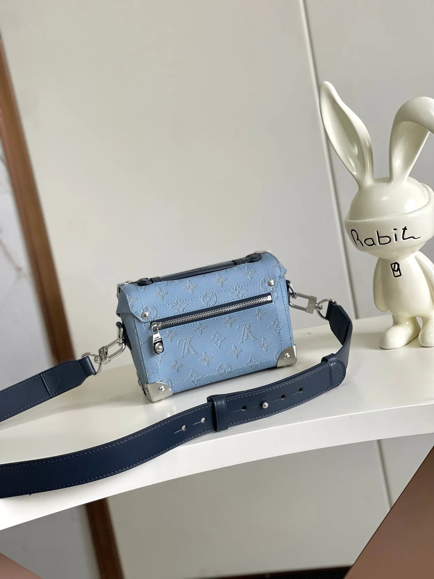 💰1160 (first-grain leather) top-quality original 163 chip M15035 This Soul Trunk handbag cleverly combines Monogram Heritage canvas, cow leather trim and striped fabric lining. Its rectangular body, reinforced corners and rivets trace back to the brand's travel trunks created at the turn of the century. The top handle and removable and adjustable shoulder strap provide multiple carrying options. Dimensions: 19x15x7 (length x height x width)