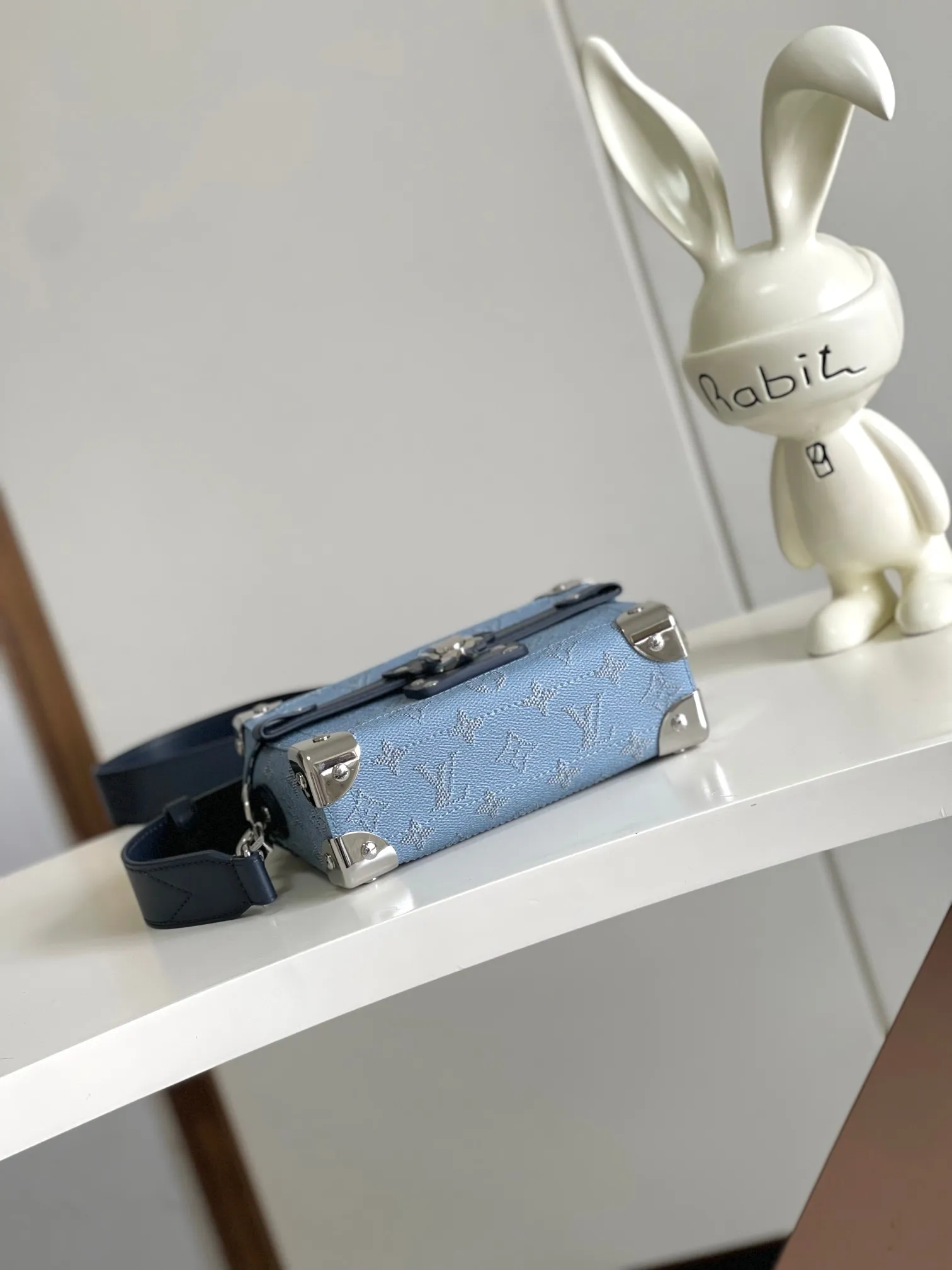 💰1160 (first-grain leather) top-quality original 163 chip M15035 This Soul Trunk handbag cleverly combines Monogram Heritage canvas, cow leather trim and striped fabric lining. Its rectangular body, reinforced corners and rivets trace back to the brand's travel trunks created at the turn of the century. The top handle and removable and adjustable shoulder strap provide multiple carrying options. Dimensions: 19x15x7 (length x height x width)