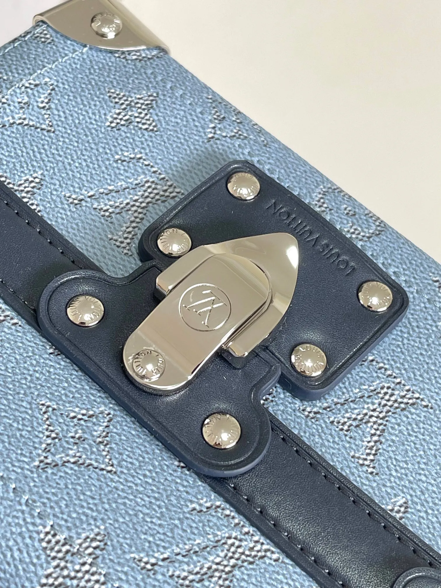 💰1160 (first-grain leather) top-quality original 163 chip M15035 This Soul Trunk handbag cleverly combines Monogram Heritage canvas, cow leather trim and striped fabric lining. Its rectangular body, reinforced corners and rivets trace back to the brand's travel trunks created at the turn of the century. The top handle and removable and adjustable shoulder strap provide multiple carrying options. Dimensions: 19x15x7 (length x height x width)