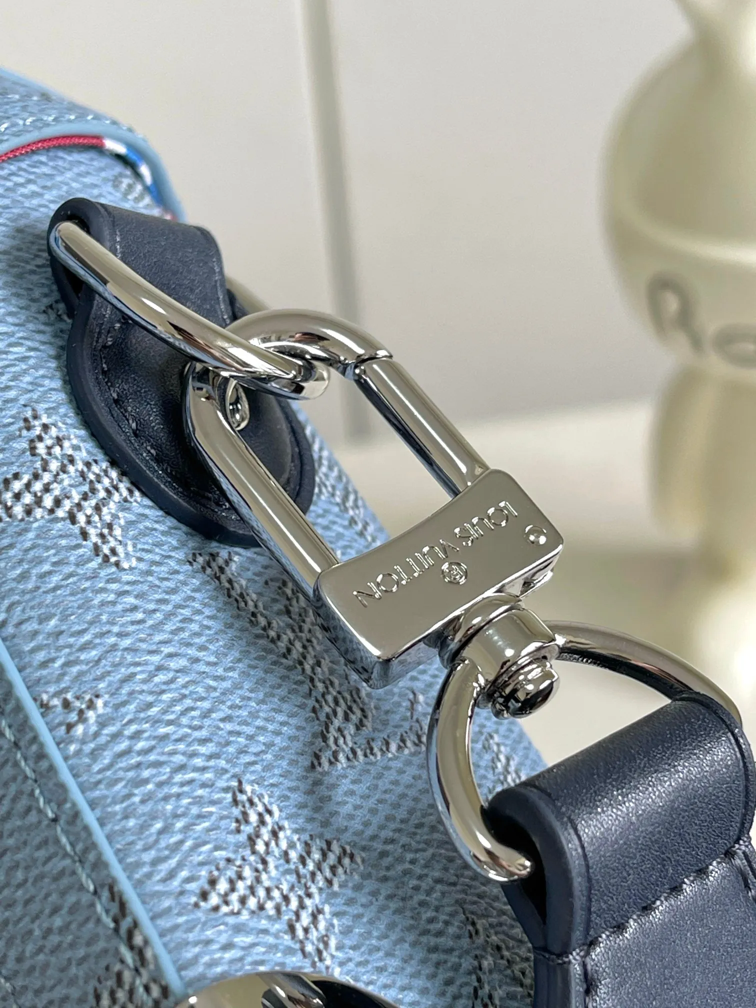 💰1160 (first-grain leather) top-quality original 163 chip M15035 This Soul Trunk handbag cleverly combines Monogram Heritage canvas, cow leather trim and striped fabric lining. Its rectangular body, reinforced corners and rivets trace back to the brand's travel trunks created at the turn of the century. The top handle and removable and adjustable shoulder strap provide multiple carrying options. Dimensions: 19x15x7 (length x height x width)