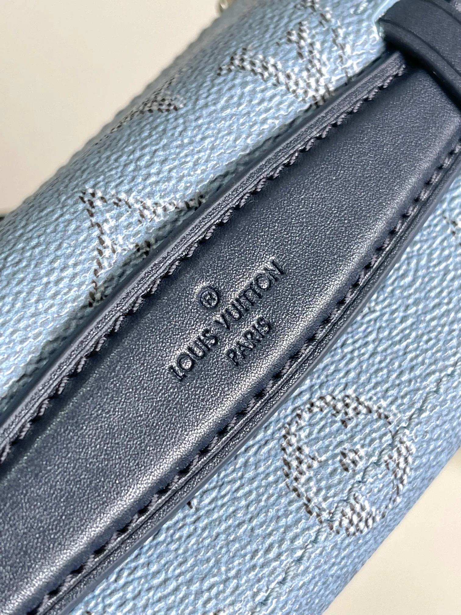 💰1160 (first-grain leather) top-quality original 163 chip M15035 This Soul Trunk handbag cleverly combines Monogram Heritage canvas, cow leather trim and striped fabric lining. Its rectangular body, reinforced corners and rivets trace back to the brand's travel trunks created at the turn of the century. The top handle and removable and adjustable shoulder strap provide multiple carrying options. Dimensions: 19x15x7 (length x height x width)