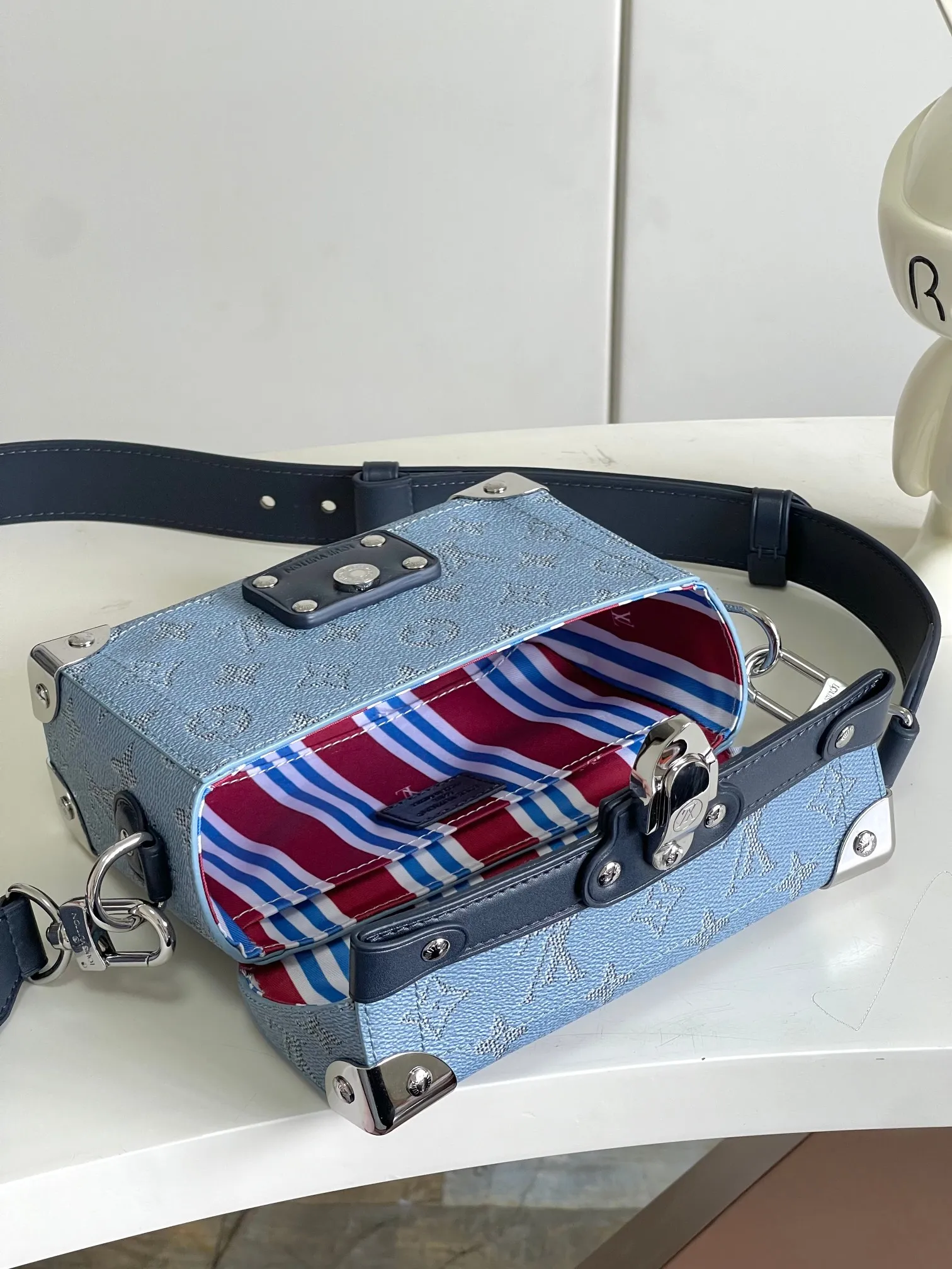 💰1160 (first-grain leather) top-quality original 163 chip M15035 This Soul Trunk handbag cleverly combines Monogram Heritage canvas, cow leather trim and striped fabric lining. Its rectangular body, reinforced corners and rivets trace back to the brand's travel trunks created at the turn of the century. The top handle and removable and adjustable shoulder strap provide multiple carrying options. Dimensions: 19x15x7 (length x height x width)
