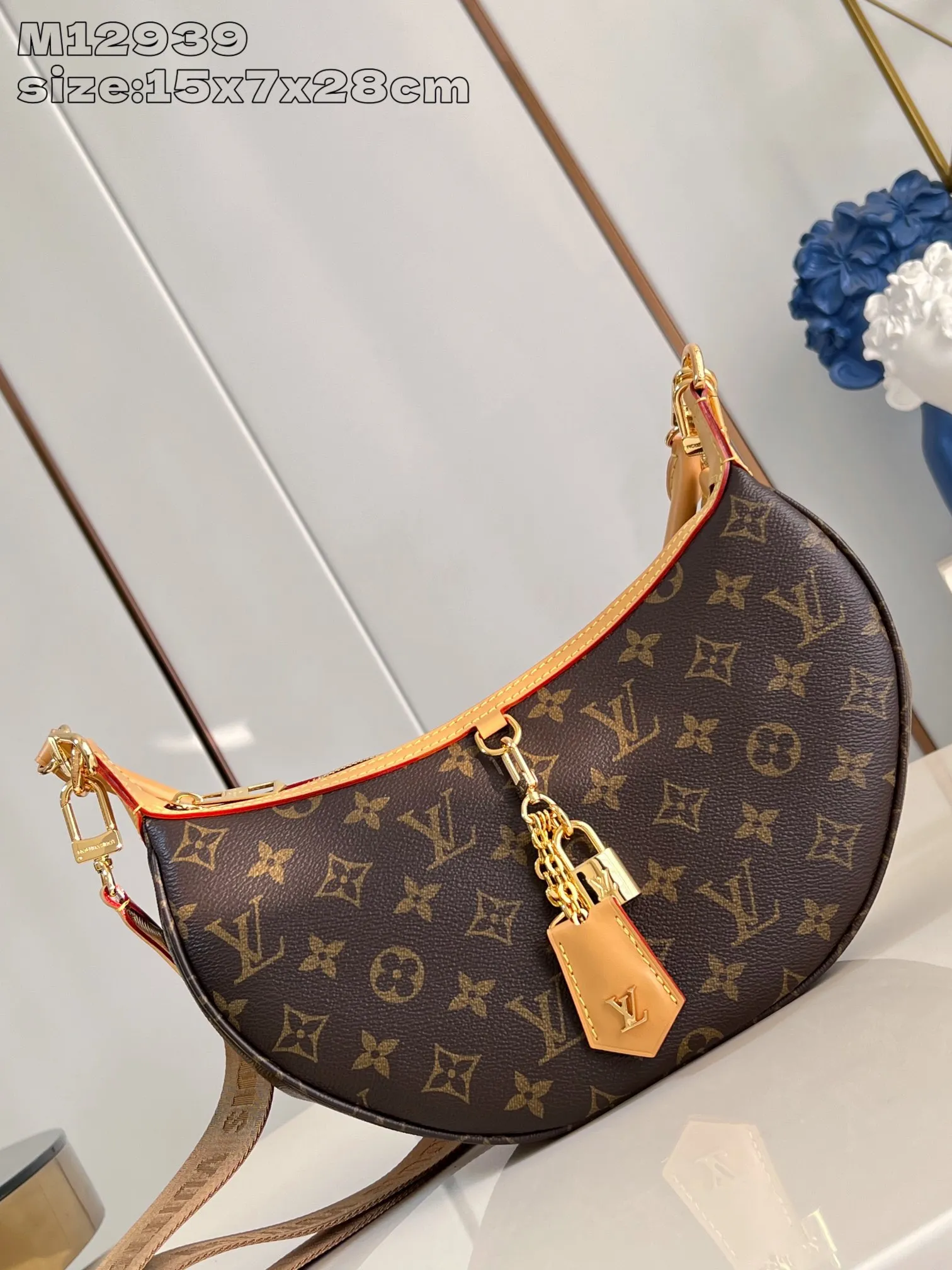 💰940 top original order [Exclusive real shot M12939] Looping handbag draws inspiration from the Loop handbag of the 2022 Cruise early spring series, using Monogram canvas to interpret the fashion of the 1990s. Dazzling metal hardware and detachable charms enrich the details, while the fabric shoulder strap allows for cross-body wear for day or night situations, and the smooth Toron handle allows it to be worn over the shoulder or by hand. 15 x 7 x 28 cm (height x width x length)