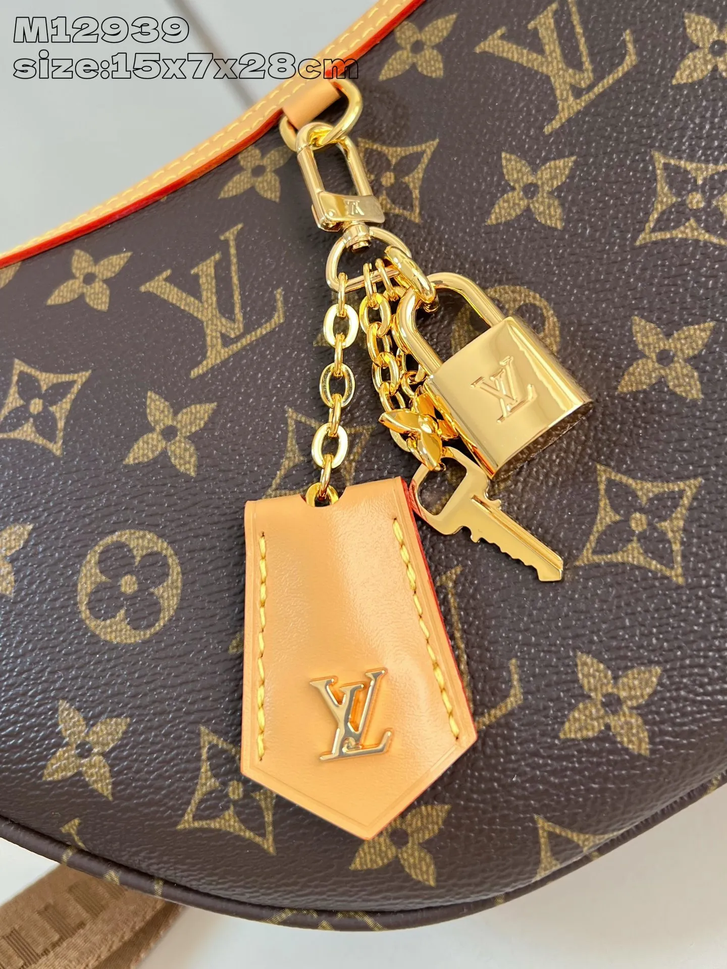 💰940 top original order [Exclusive real shot M12939] Looping handbag draws inspiration from the Loop handbag of the 2022 Cruise early spring series, using Monogram canvas to interpret the fashion of the 1990s. Dazzling metal hardware and detachable charms enrich the details, while the fabric shoulder strap allows for cross-body wear for day or night situations, and the smooth Toron handle allows it to be worn over the shoulder or by hand. 15 x 7 x 28 cm (height x width x length)