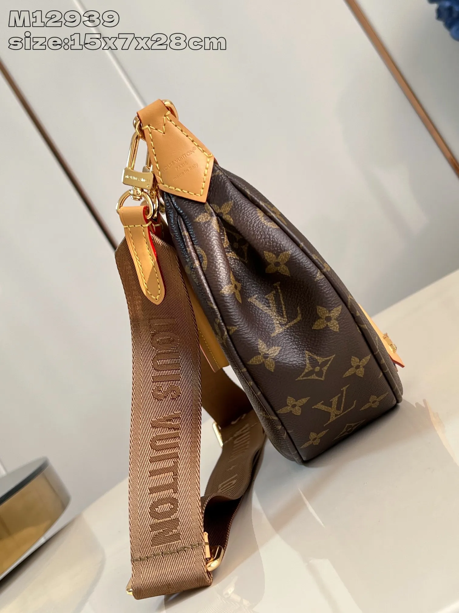 💰940 top original order [Exclusive real shot M12939] Looping handbag draws inspiration from the Loop handbag of the 2022 Cruise early spring series, using Monogram canvas to interpret the fashion of the 1990s. Dazzling metal hardware and detachable charms enrich the details, while the fabric shoulder strap allows for cross-body wear for day or night situations, and the smooth Toron handle allows it to be worn over the shoulder or by hand. 15 x 7 x 28 cm (height x width x length)