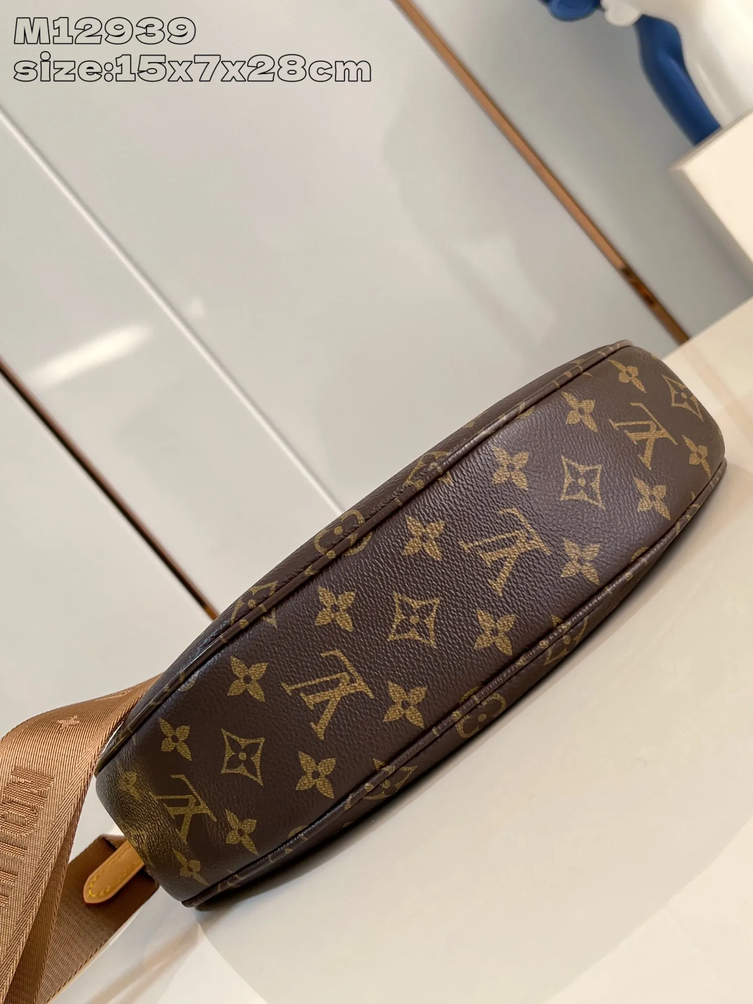 💰940 top original order [Exclusive real shot M12939] Looping handbag draws inspiration from the Loop handbag of the 2022 Cruise early spring series, using Monogram canvas to interpret the fashion of the 1990s. Dazzling metal hardware and detachable charms enrich the details, while the fabric shoulder strap allows for cross-body wear for day or night situations, and the smooth Toron handle allows it to be worn over the shoulder or by hand. 15 x 7 x 28 cm (height x width x length)