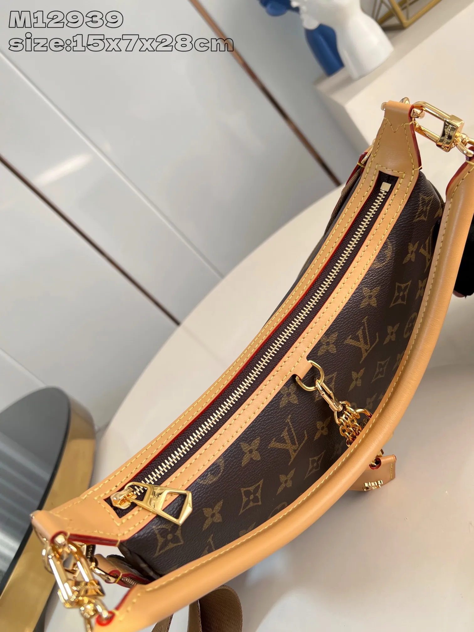 💰940 top original order [Exclusive real shot M12939] Looping handbag draws inspiration from the Loop handbag of the 2022 Cruise early spring series, using Monogram canvas to interpret the fashion of the 1990s. Dazzling metal hardware and detachable charms enrich the details, while the fabric shoulder strap allows for cross-body wear for day or night situations, and the smooth Toron handle allows it to be worn over the shoulder or by hand. 15 x 7 x 28 cm (height x width x length)