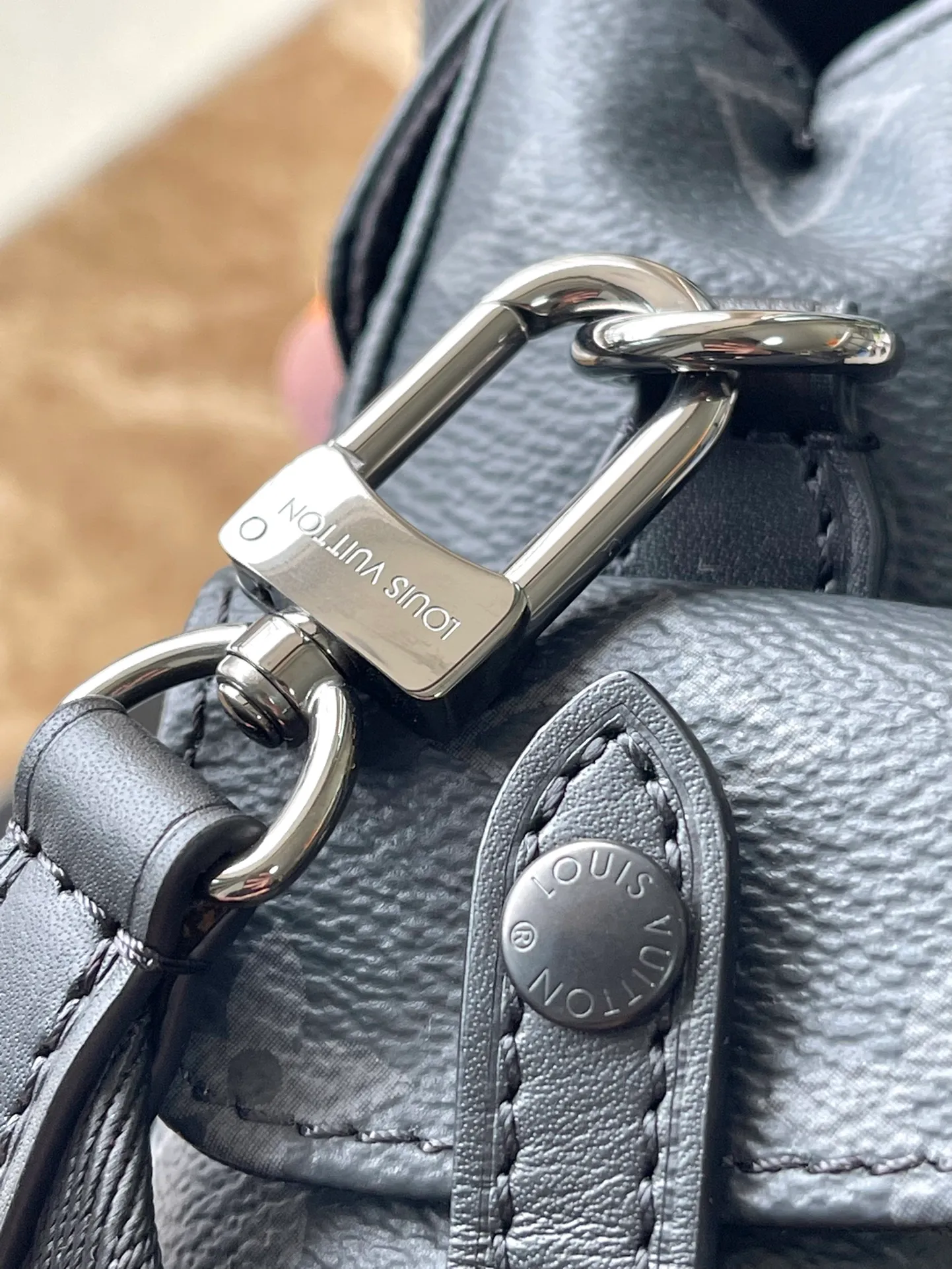 💰880 The top original order M82769 supports counter inspection. The photo taken of duty-free goods is consistent with the product and has not been unpacked. This product is an exclusive duty-free product in the market and is the highest-end product. Inspection is supported. This product has passed strict inspection and is flawless. Please wear gloves when touching the product. This product is not returnable or exchangeable. Please confirm the product first and then remove the label on the handle. This product is temporarily not open to the public, only regular customers, and is in short supply. Dimensions: 14 x 19 x 6 cm