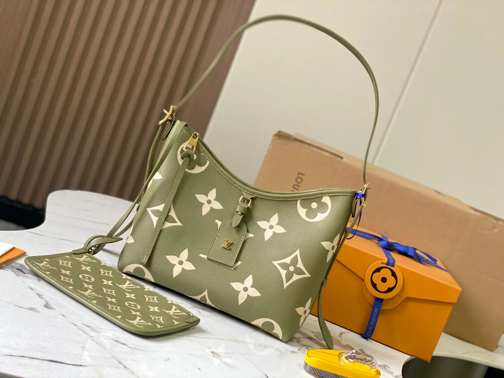 p1460 [Original leather 💋 M46672 Green] CarryAll small handbag is made of Monogram Empreinte embossed leather. It has a generous structure and a neat inner layer. The large inner bag adds functional elements. Comes with a Monogram embossed zipper clutch secured by a leather strap. A personal companion for urban life. Dimensions 29 x 24 x 12 cm (length x height x width)