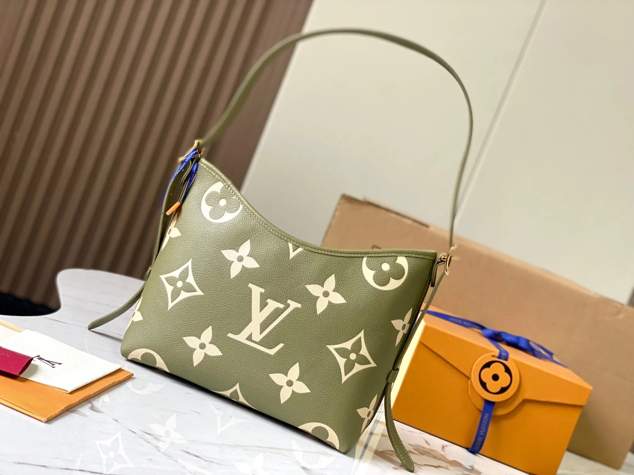 p1460 [Original leather 💋 M46672 Green] CarryAll small handbag is made of Monogram Empreinte embossed leather. It has a generous structure and a neat inner layer. The large inner bag adds functional elements. Comes with a Monogram embossed zipper clutch secured by a leather strap. A personal companion for urban life. Dimensions 29 x 24 x 12 cm (length x height x width)
