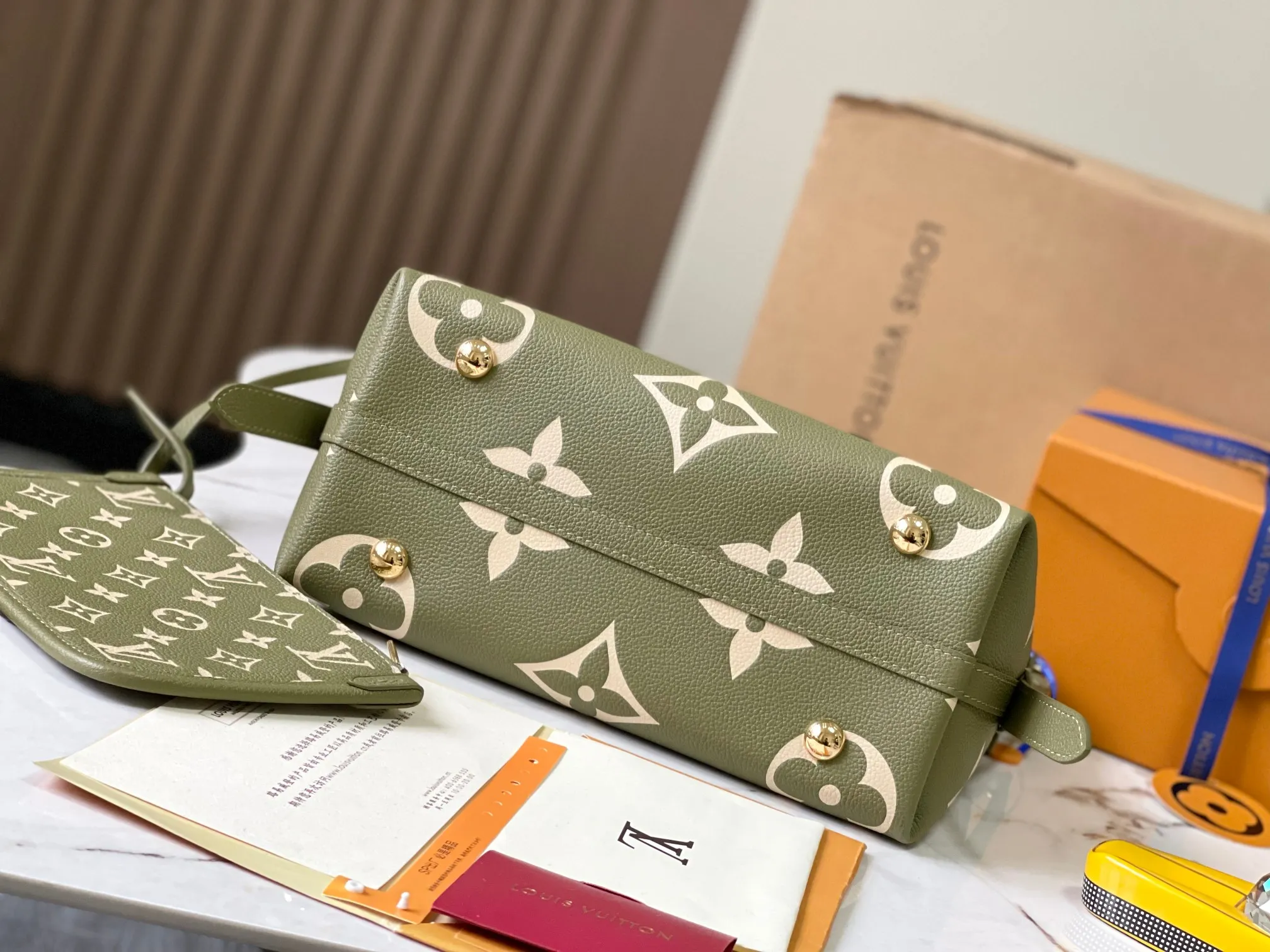 p1460 [Original leather 💋 M46672 Green] CarryAll small handbag is made of Monogram Empreinte embossed leather. It has a generous structure and a neat inner layer. The large inner bag adds functional elements. Comes with a Monogram embossed zipper clutch secured by a leather strap. A personal companion for urban life. Dimensions 29 x 24 x 12 cm (length x height x width)