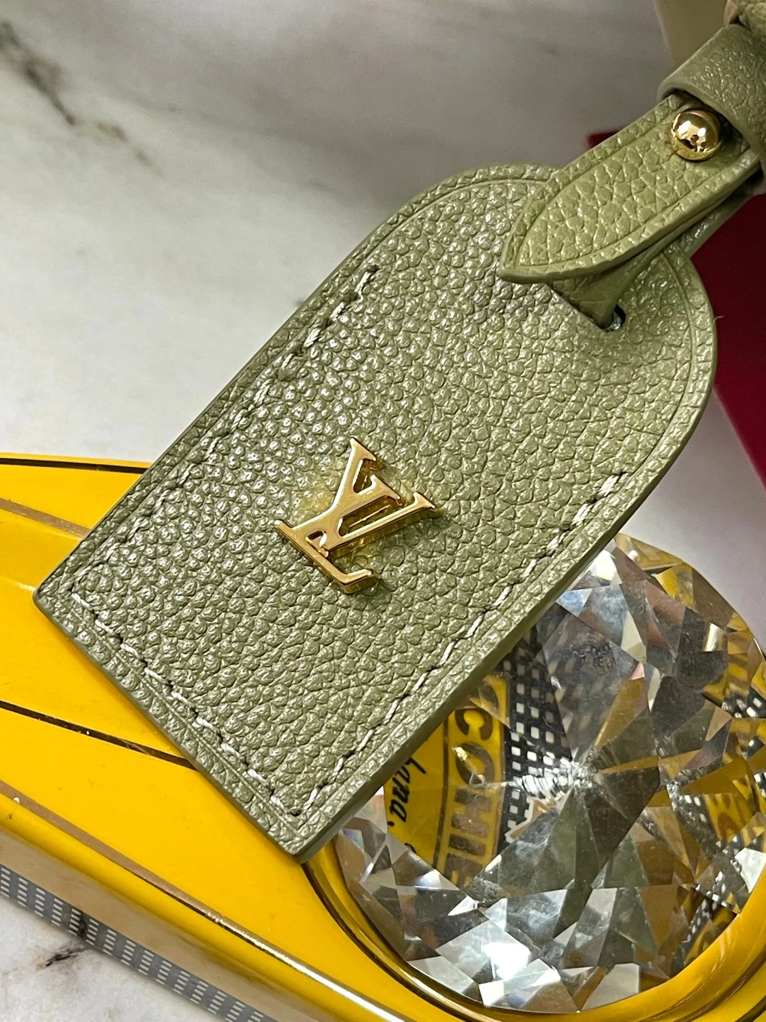 p1460 [Original leather 💋 M46672 Green] CarryAll small handbag is made of Monogram Empreinte embossed leather. It has a generous structure and a neat inner layer. The large inner bag adds functional elements. Comes with a Monogram embossed zipper clutch secured by a leather strap. A personal companion for urban life. Dimensions 29 x 24 x 12 cm (length x height x width)