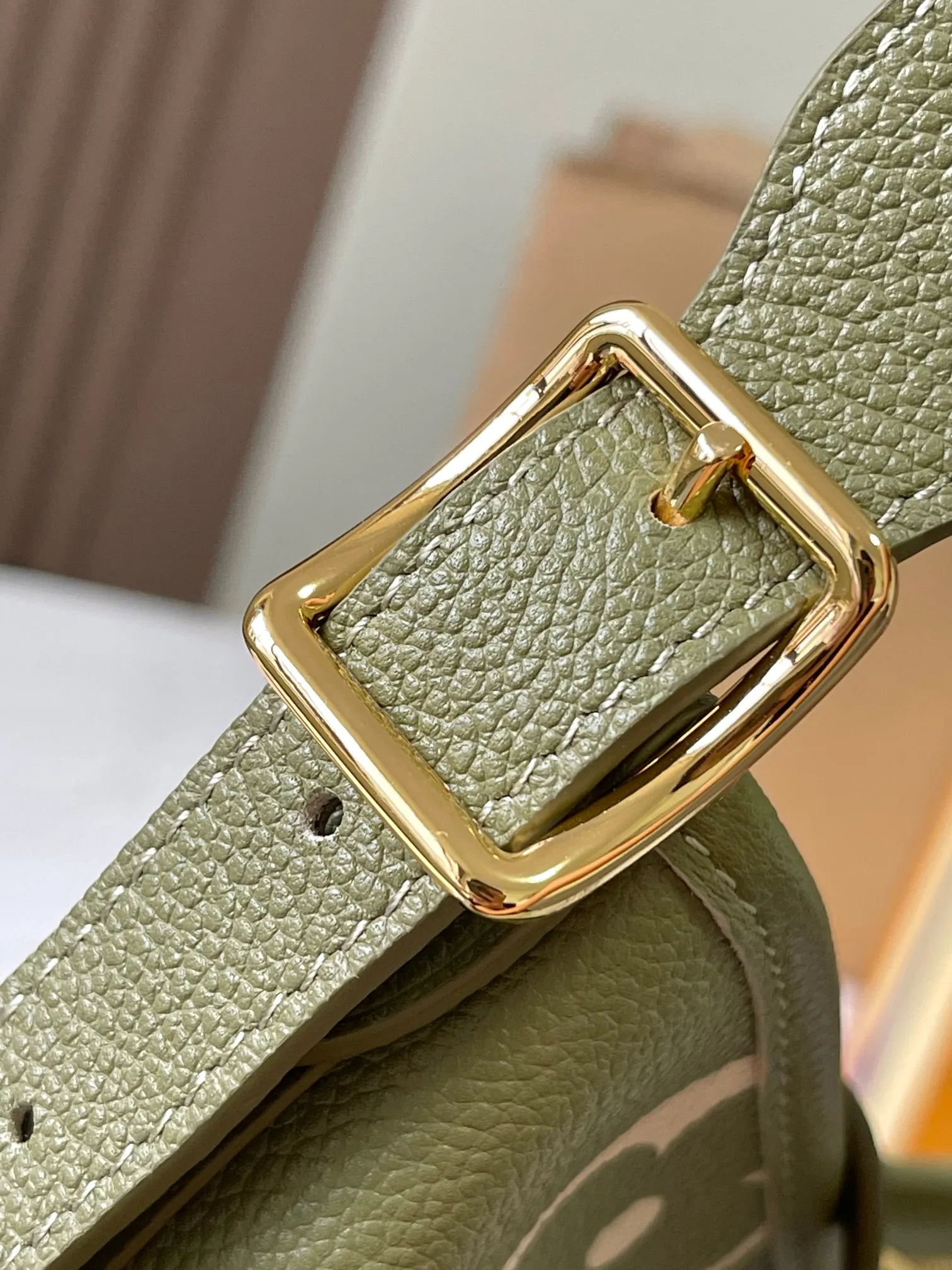 p1460 [Original leather 💋 M46672 Green] CarryAll small handbag is made of Monogram Empreinte embossed leather. It has a generous structure and a neat inner layer. The large inner bag adds functional elements. Comes with a Monogram embossed zipper clutch secured by a leather strap. A personal companion for urban life. Dimensions 29 x 24 x 12 cm (length x height x width)