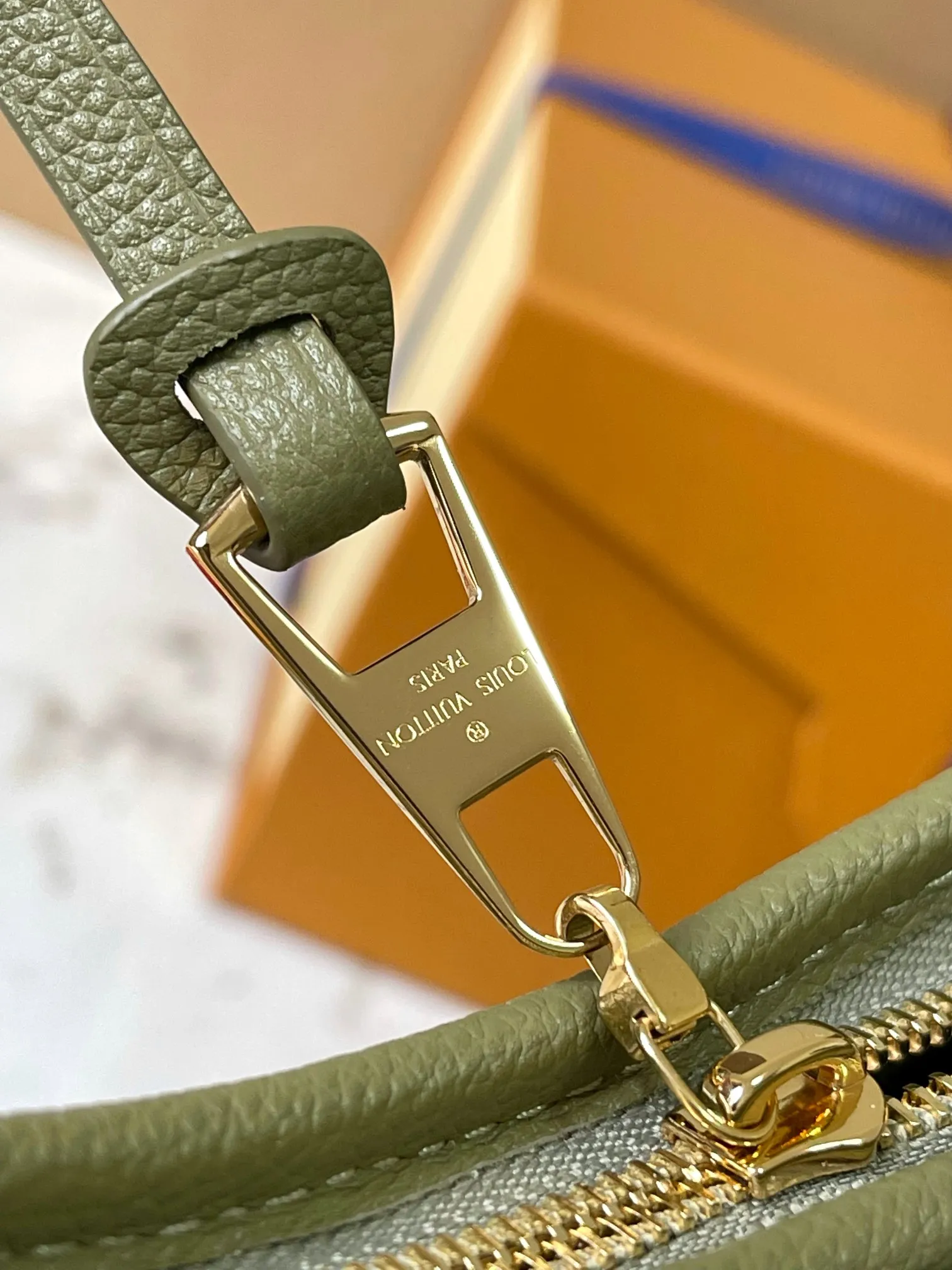 p1460 [Original leather 💋 M46672 Green] CarryAll small handbag is made of Monogram Empreinte embossed leather. It has a generous structure and a neat inner layer. The large inner bag adds functional elements. Comes with a Monogram embossed zipper clutch secured by a leather strap. A personal companion for urban life. Dimensions 29 x 24 x 12 cm (length x height x width)