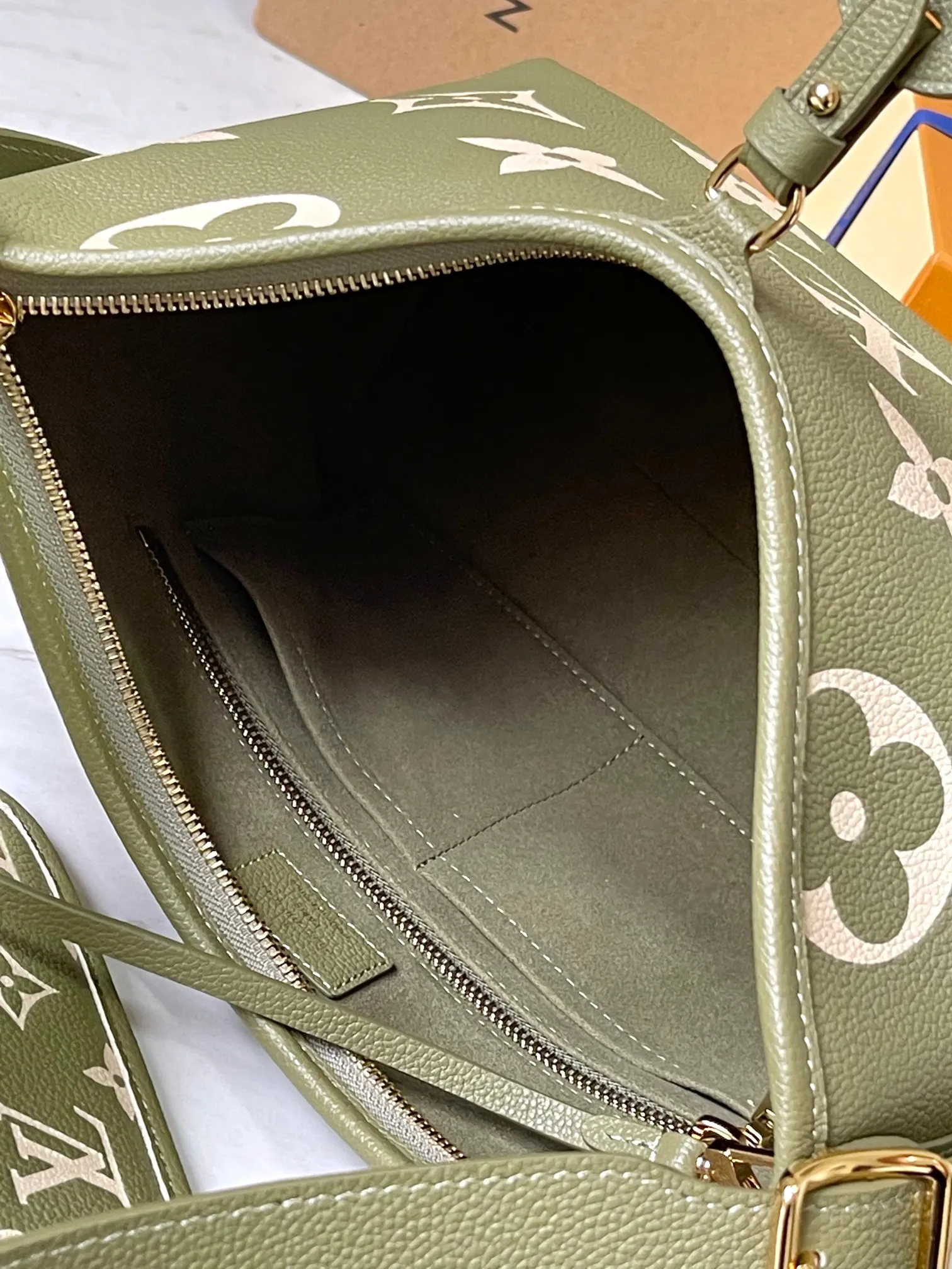 p1460 [Original leather 💋 M46672 Green] CarryAll small handbag is made of Monogram Empreinte embossed leather. It has a generous structure and a neat inner layer. The large inner bag adds functional elements. Comes with a Monogram embossed zipper clutch secured by a leather strap. A personal companion for urban life. Dimensions 29 x 24 x 12 cm (length x height x width)