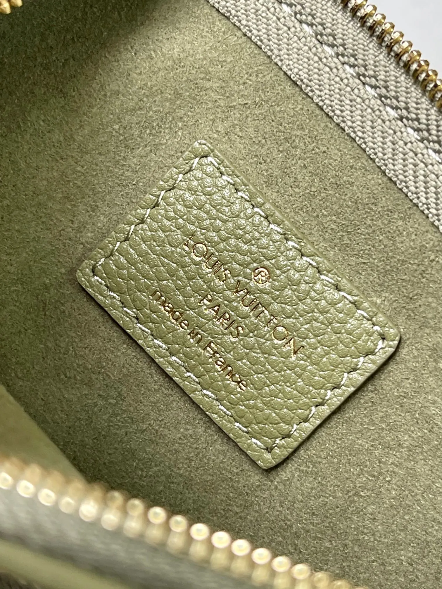 p1460 [Original leather 💋 M46672 Green] CarryAll small handbag is made of Monogram Empreinte embossed leather. It has a generous structure and a neat inner layer. The large inner bag adds functional elements. Comes with a Monogram embossed zipper clutch secured by a leather strap. A personal companion for urban life. Dimensions 29 x 24 x 12 cm (length x height x width)