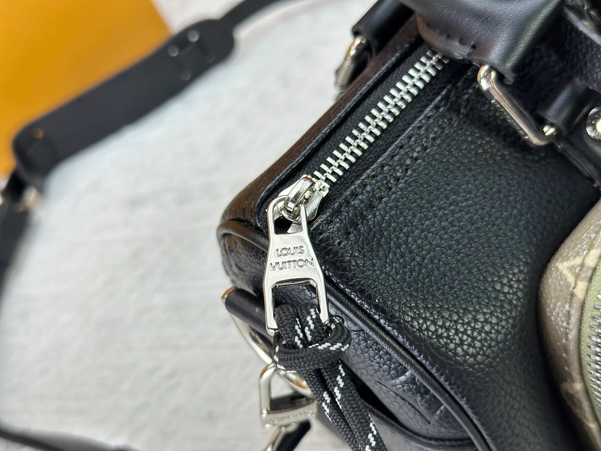 P260 Upgraded original M13988 full leather black M12627 khaki presbyopia, black grass green 46271 black flower This Keepall Bandoulière 25 handbag is made of grain leather with suede details and distressed metal parts. The Monogram canvas outer bag is opened with a cord zipper, making it easy to access and place your belongings. Removable and adjustable leather shoulder strap provides comfortable shoulder carrying experience. Length, height and width: 25x15x11cm