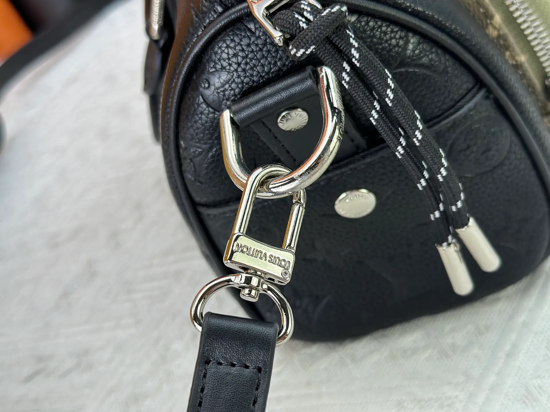 P260 Upgraded original M13988 full leather black M12627 khaki presbyopia, black grass green 46271 black flower This Keepall Bandoulière 25 handbag is made of grain leather with suede details and distressed metal parts. The Monogram canvas outer bag is opened with a cord zipper, making it easy to access and place your belongings. Removable and adjustable leather shoulder strap provides comfortable shoulder carrying experience. Length, height and width: 25x15x11cm