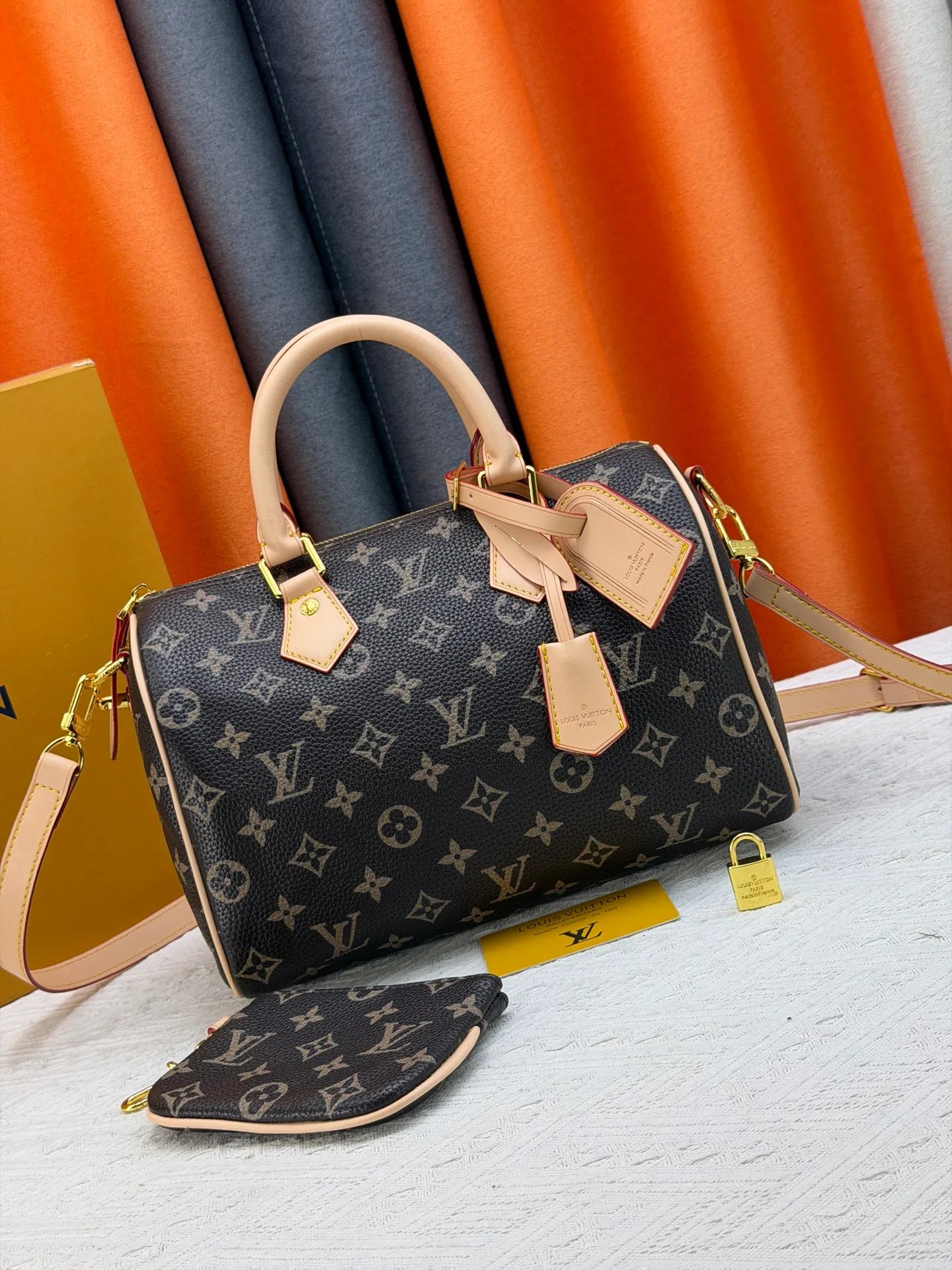 P270 Upgraded original version (with pebbled leather) M13902 M24423 M24424 M24425 M24426 M24443 M11561 M11562 M13912 Speedy Bandoulière 25 handbag is made of cow leather, showing a unique sun-kissed gradient effect. A perfect everyday choice, the Speedy comes with a removable leather storage bag lined with luxurious sheepskin leather. The double handle design combined with the adjustable and detachable shoulder strap provides a variety of carrying methods to easily cope with different occasions. Dimensions: 25.0 x 15.0 x 15.0 cm (length x height x width)